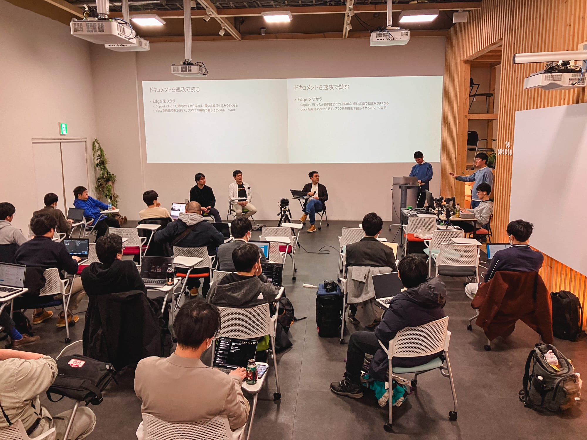 札幌 ユビキタス協創広場 U-cala で進む Azure Travelers のパネルディスカッション