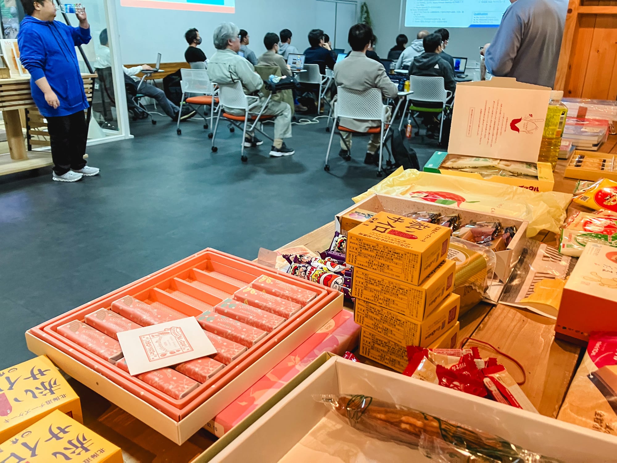 勉強会会場の受付横に並べられたたくさんのお菓子