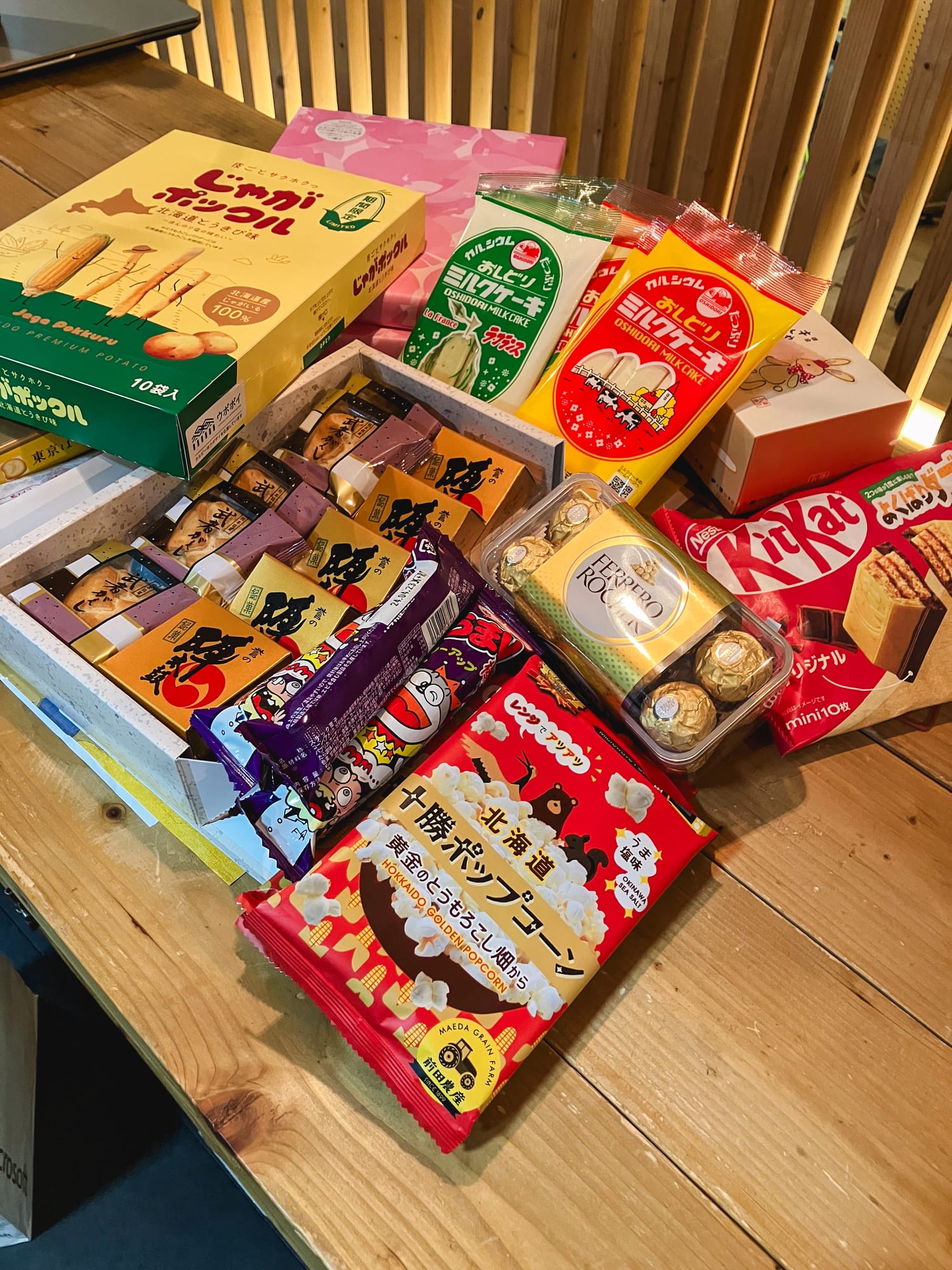 テーブルいっぱいに並んだ全国各地のお菓子とお土産