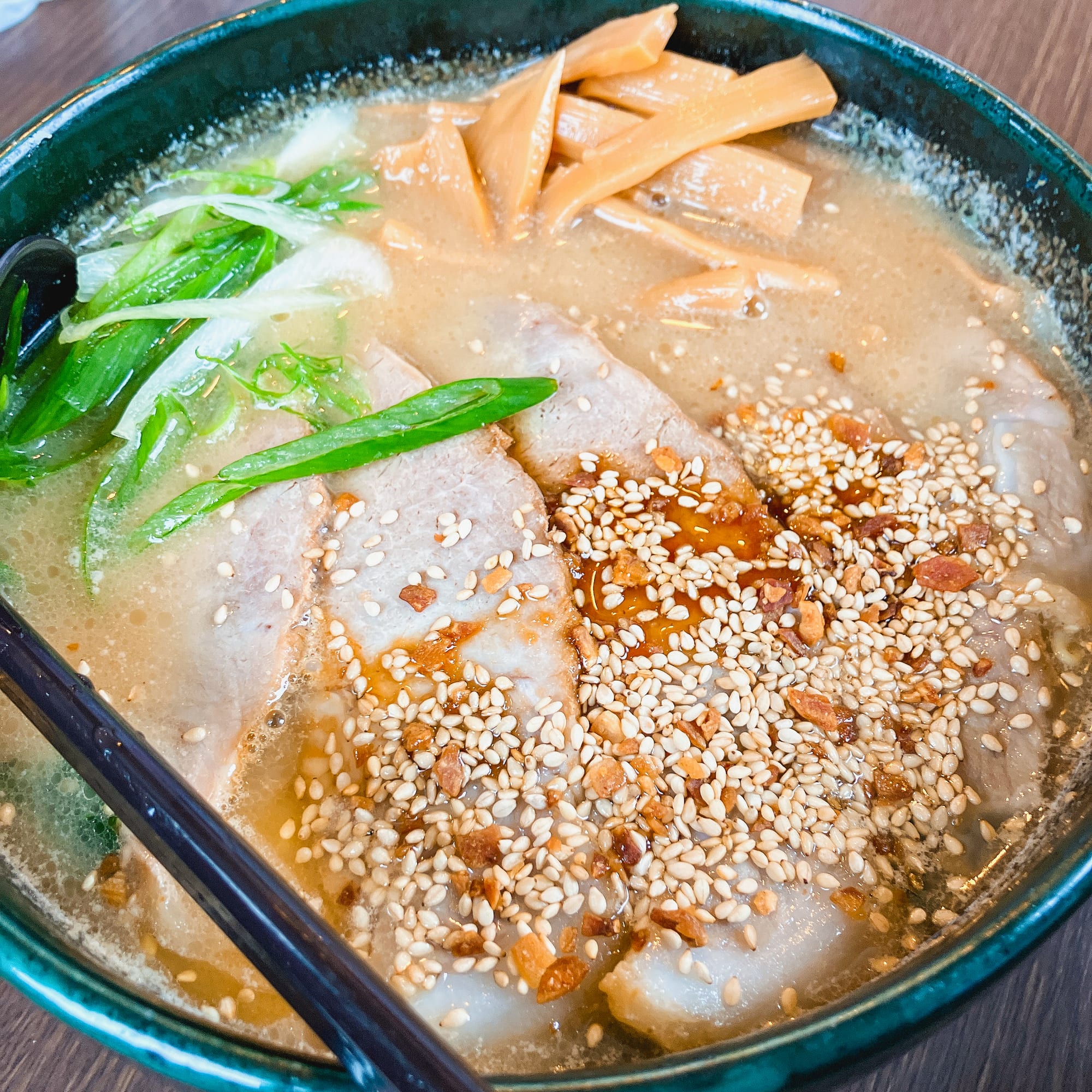 らぁめん銀波露 江別本店で食べた、ごまとねぎが載ったラーメン