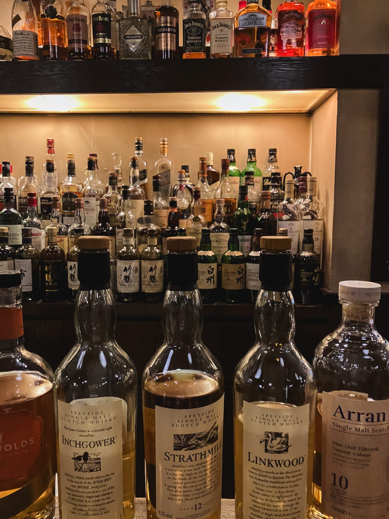 Guara mansion bar ＆ art gallery のカウンターに並ぶウイスキーのボトル