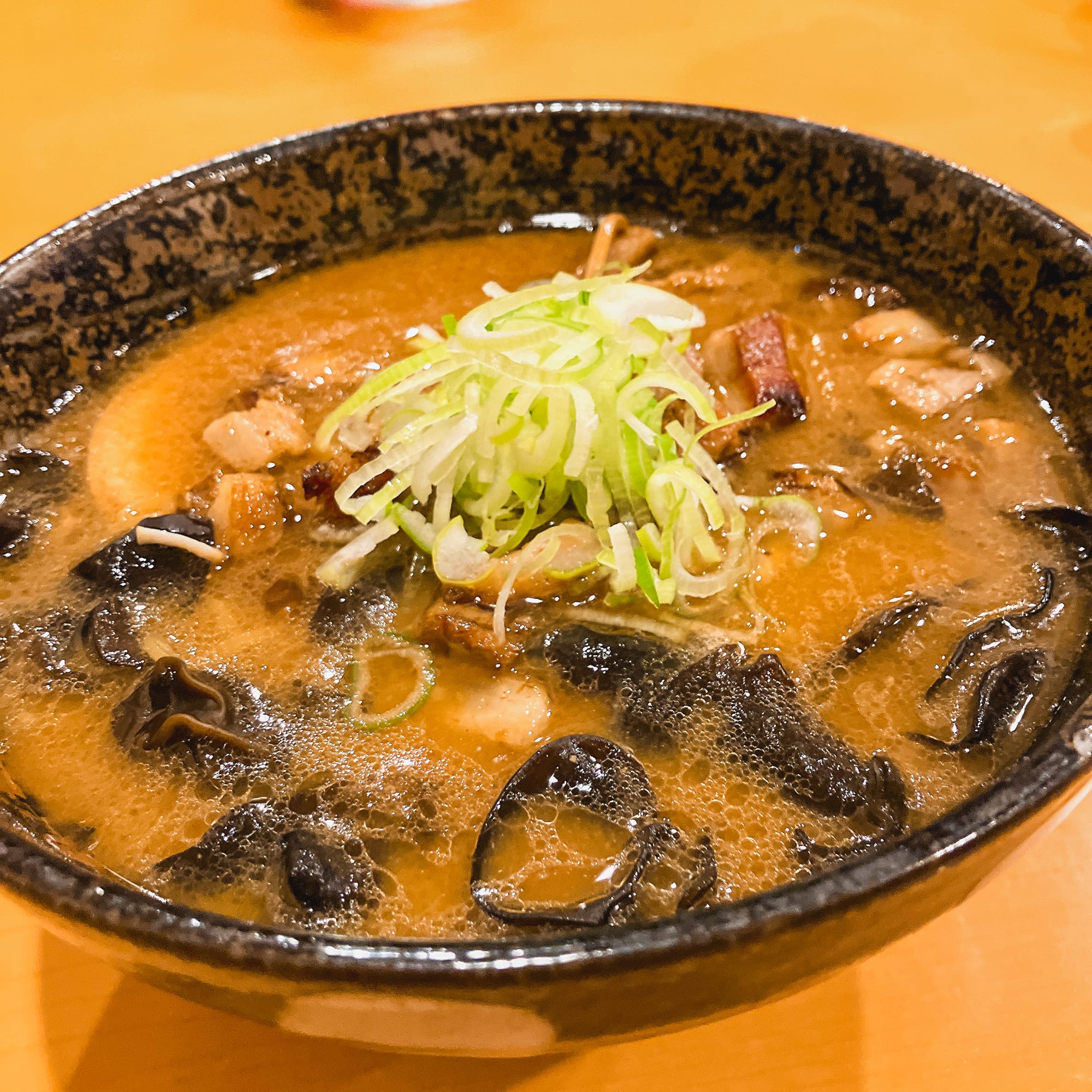 麺武 はちまき屋で食べた濃い色のスープとねぎが特徴の味噌ラーメン