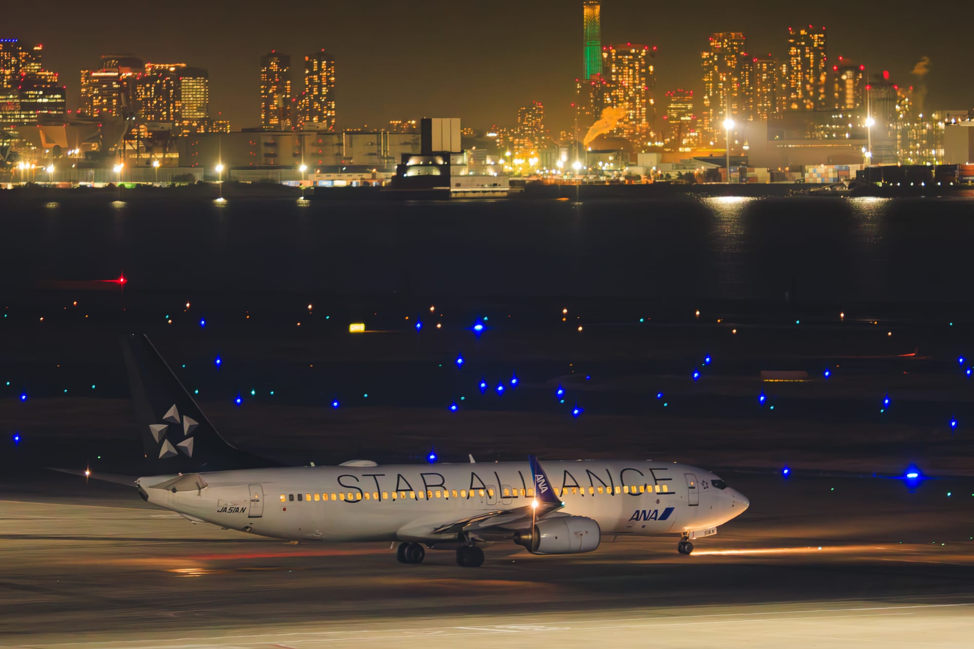 羽田空港の展望デッキから撮影した夜の滑走路と飛行機