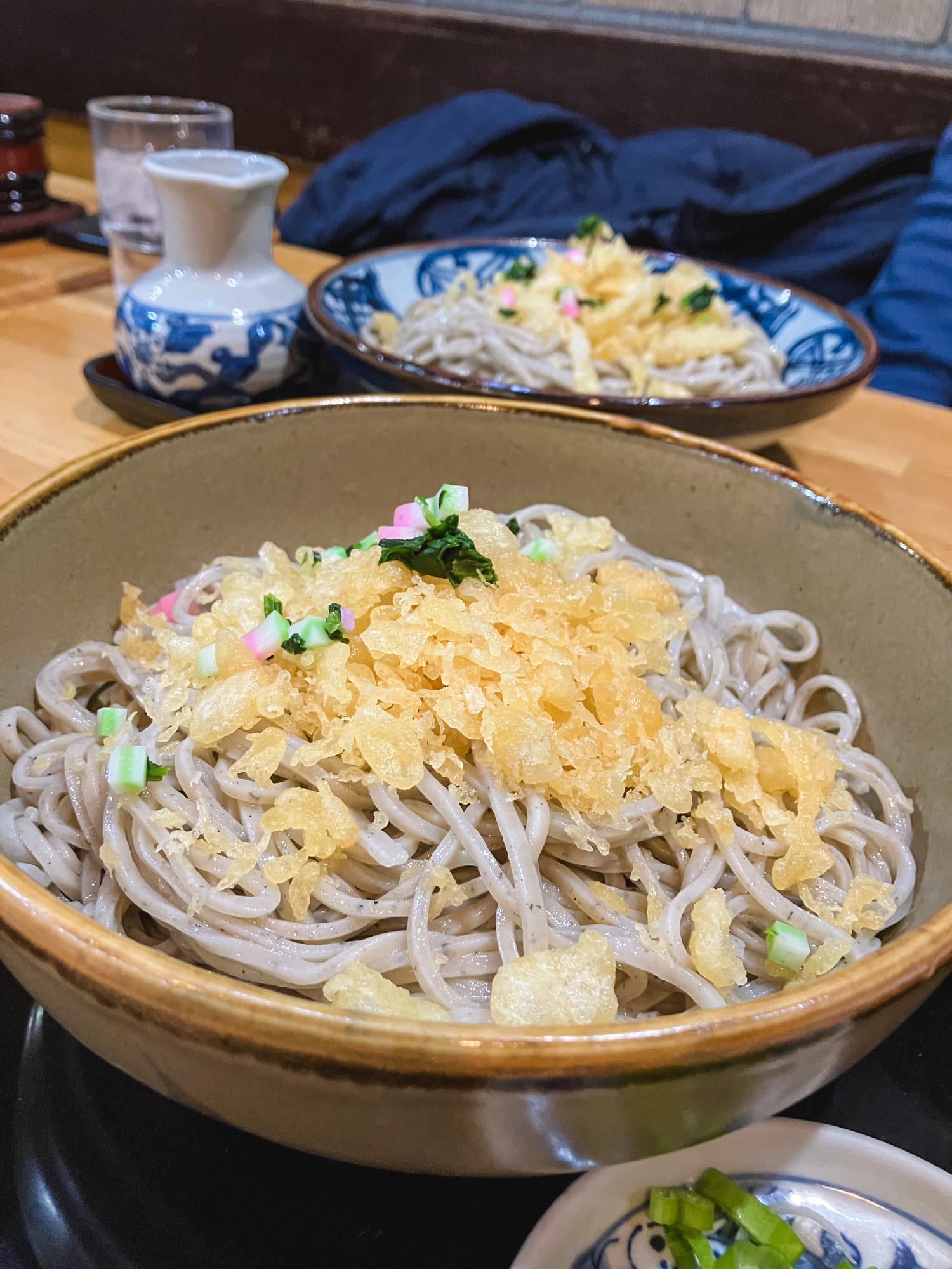 そば処 まる山 本店で食べた揚げ玉と海苔が載った冷やしたぬきそば