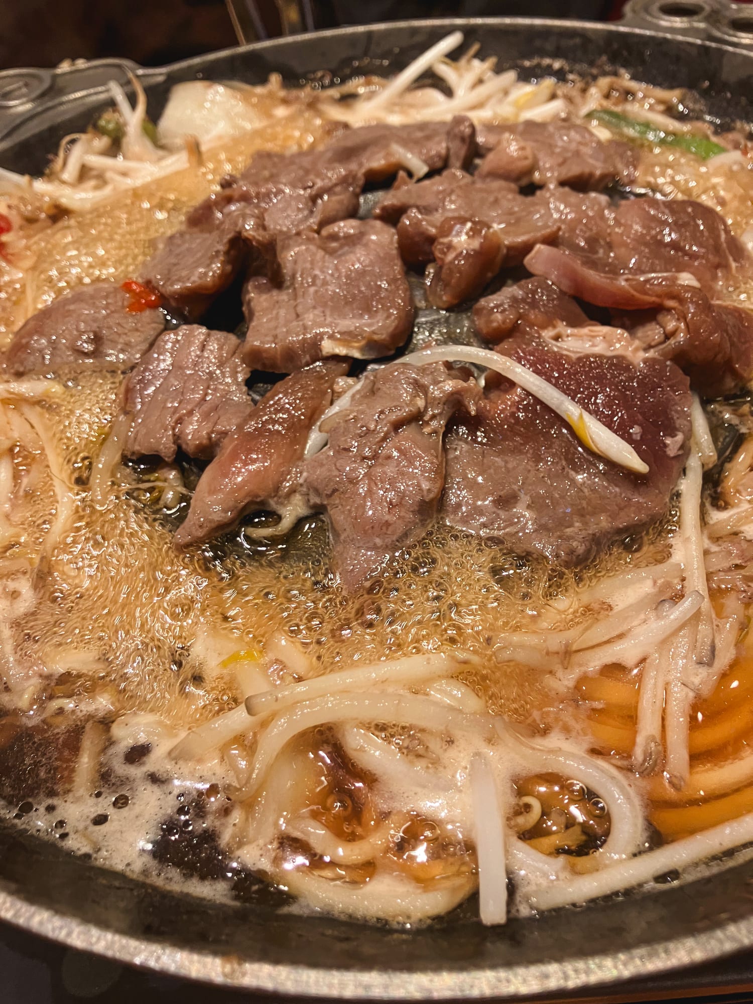 松尾ジンギスカンで鍋いっぱいに焼かれた味付き羊肉ともやし