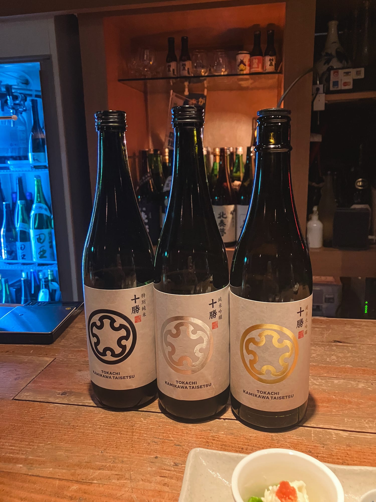 もろはくのカウンターに並べられた上川大雪酒造の日本酒