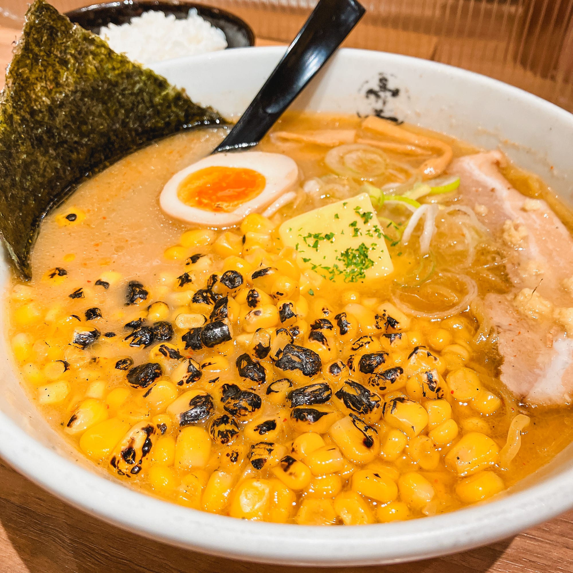 新千歳空港のらーめん 空で食べたコーンと味玉が載った味噌ラーメン