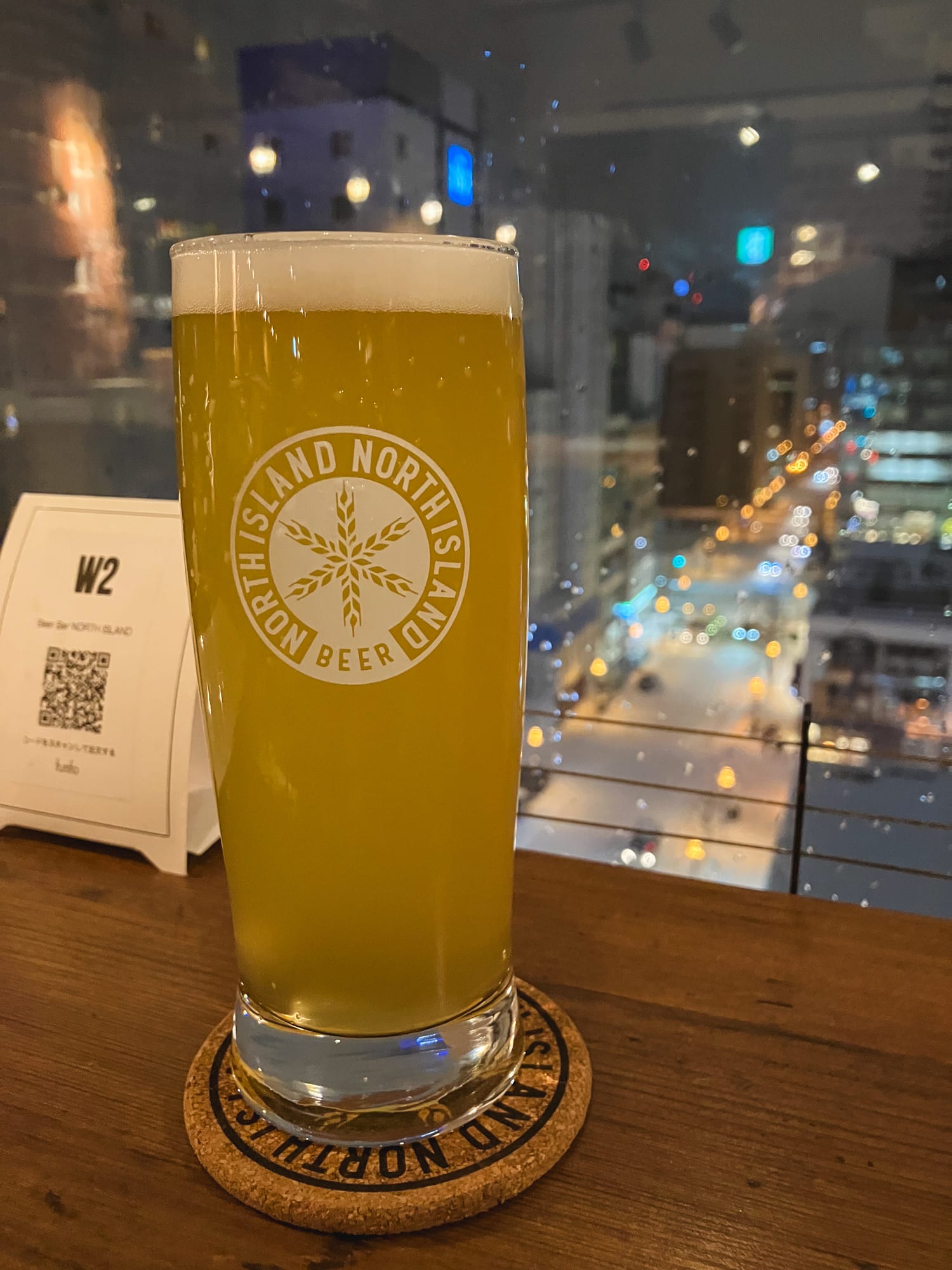 Beer Bar NORTH ISLAND のカウンターに置かれたクラフトビール