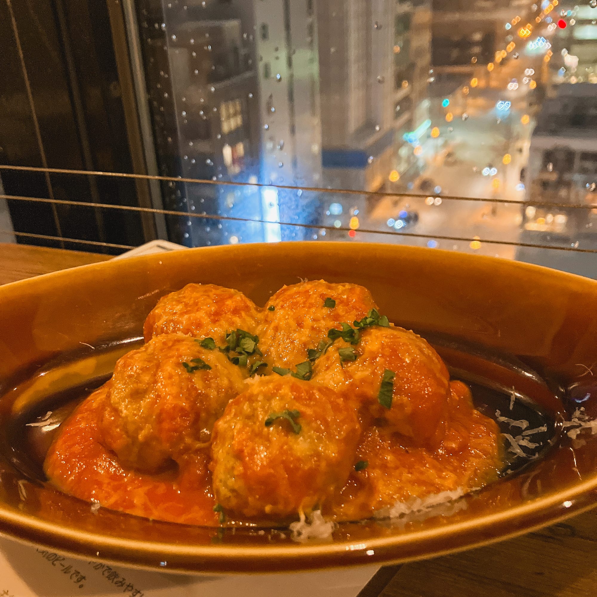 トマトソースとチーズがかかったポルペッティ