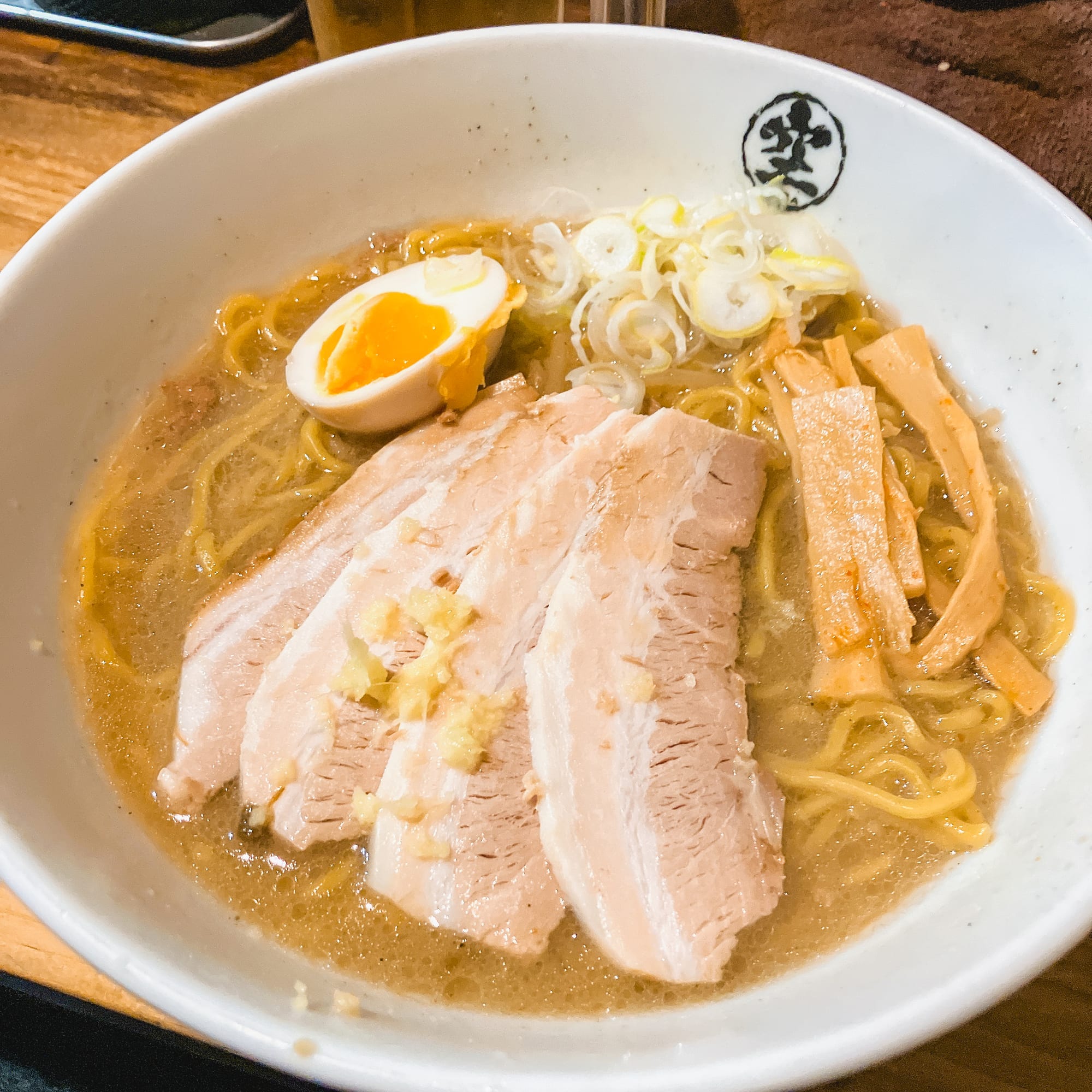らーめん 空 本店で食べたチャーシューと味玉が載った味噌ラーメン