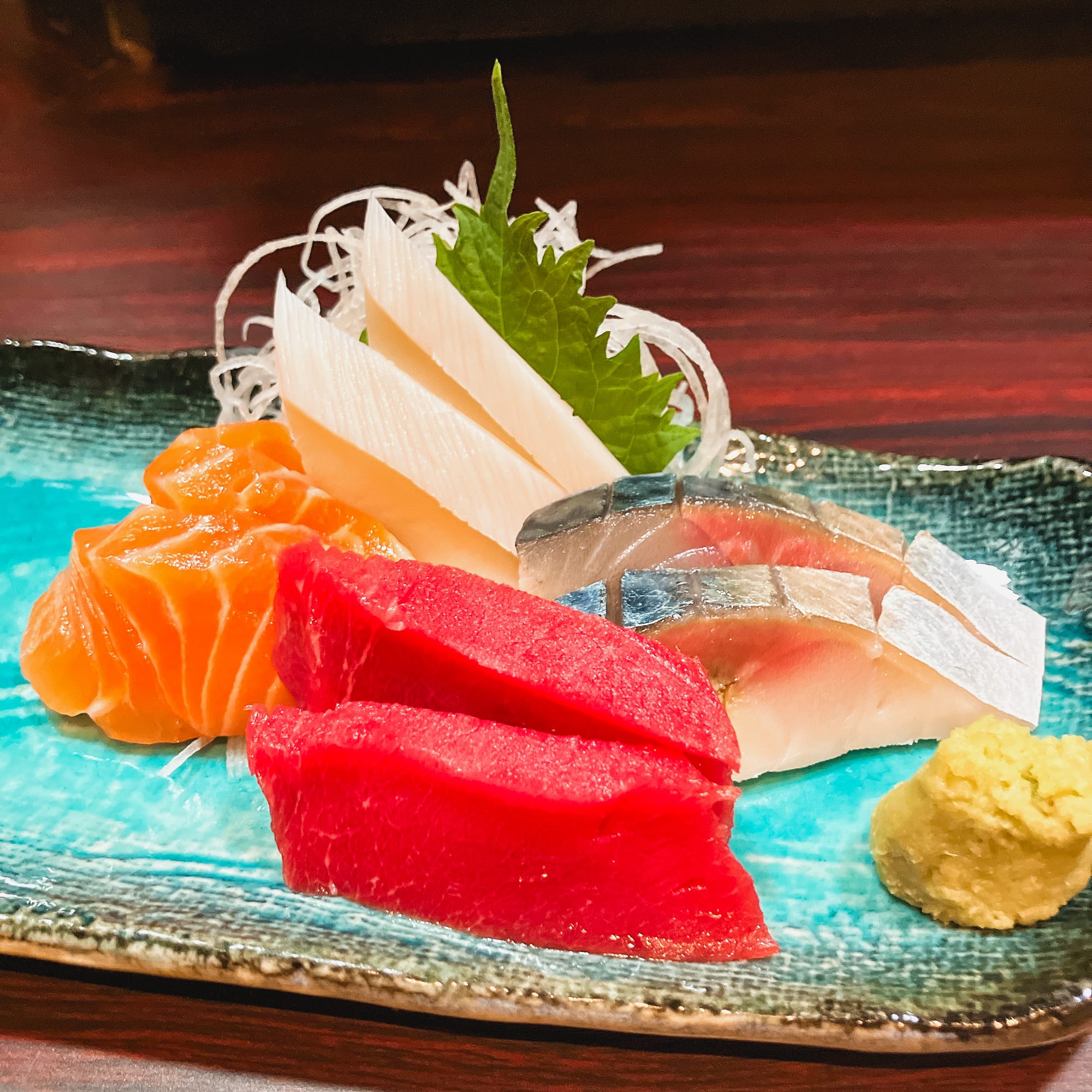 札幌で食べたマグロ、サーモン、しめ鯖などの刺身盛り合わせ