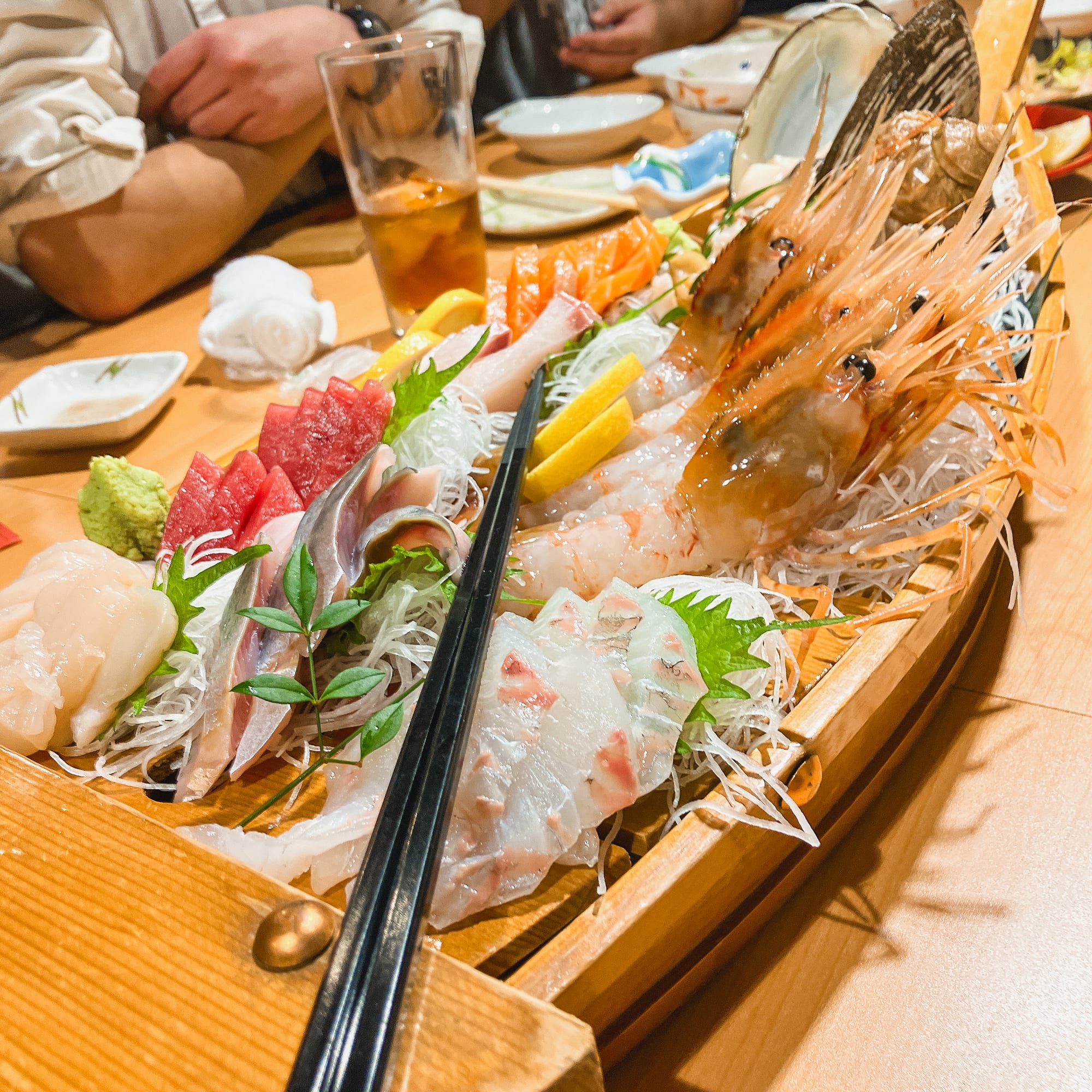 魚道楽の宴会で出されたボタンエビや刺身の舟盛り