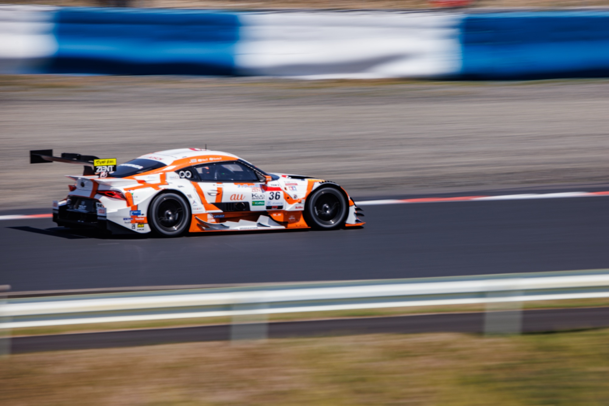 岡山国際サーキットを走る36号車 au TOM'S GR Supra