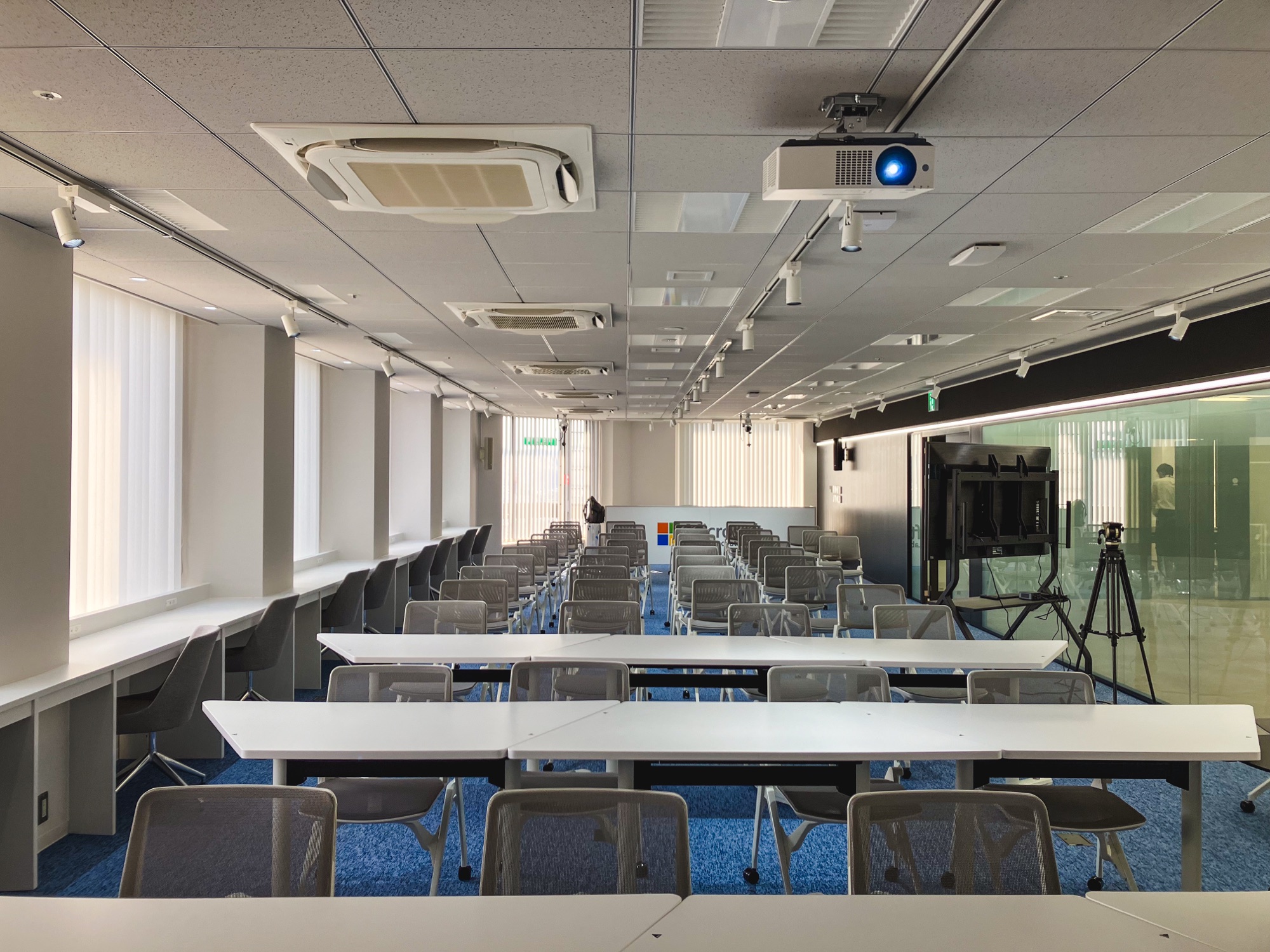 Microsoft AI Co-Innovation Lab KOBE の明るい会場に並んだ机と椅子
