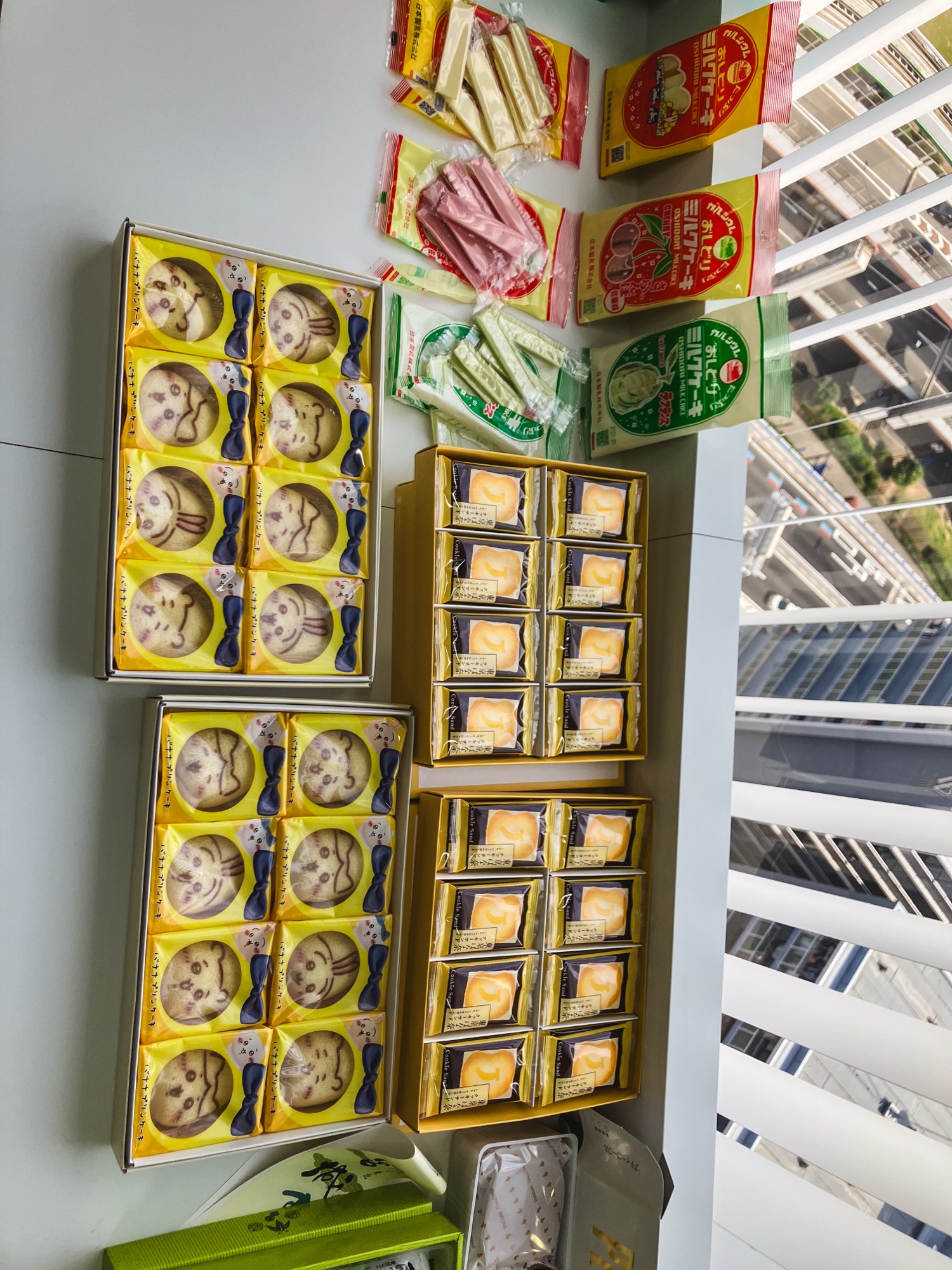 会場の窓際に並んだ各地のお菓子とお土産