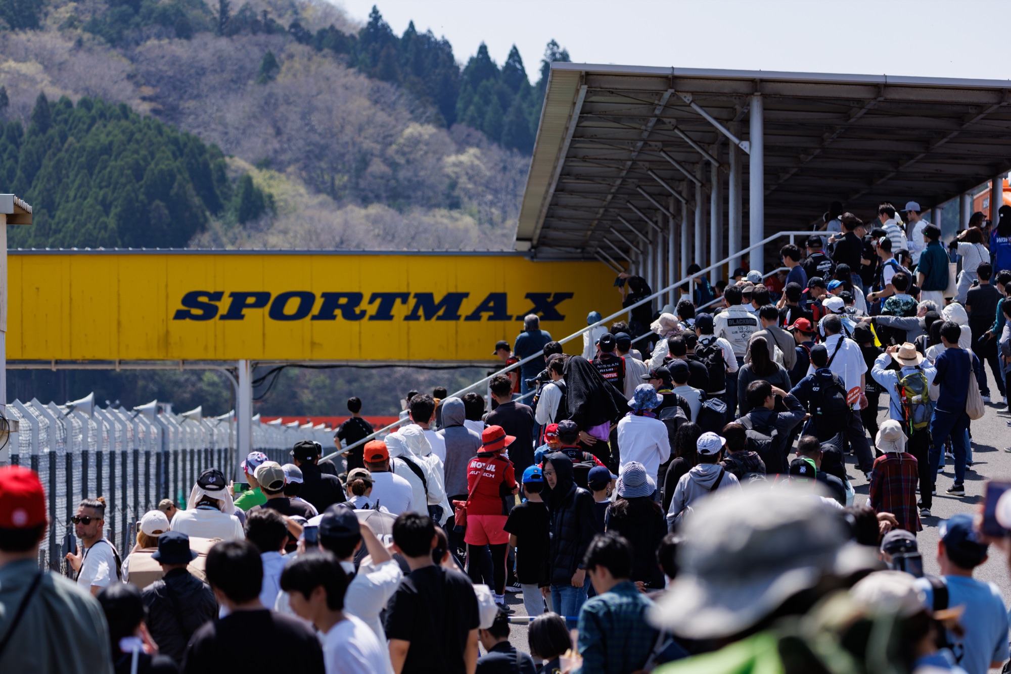岡山国際サーキット上空を並んで飛ぶ2機の戦闘機