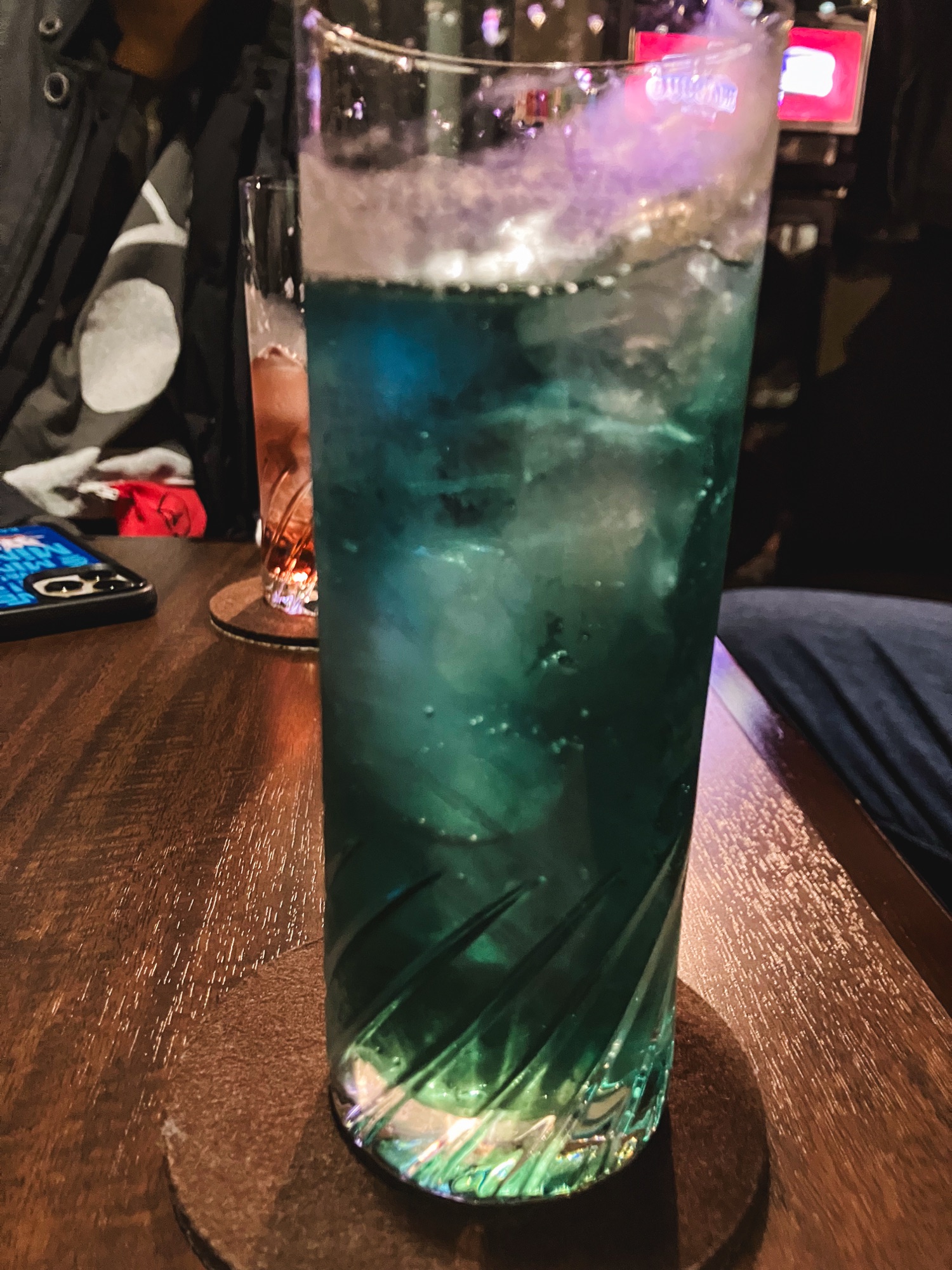 HACK.BAR 神戸本店の店内でカウンターを囲む参加者