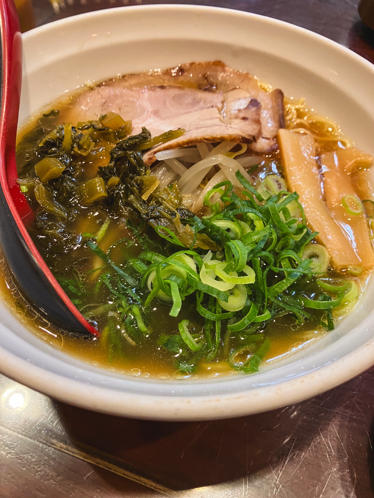 鴻錦楼で食べた高菜とチャーシューがのった高菜ラーメン