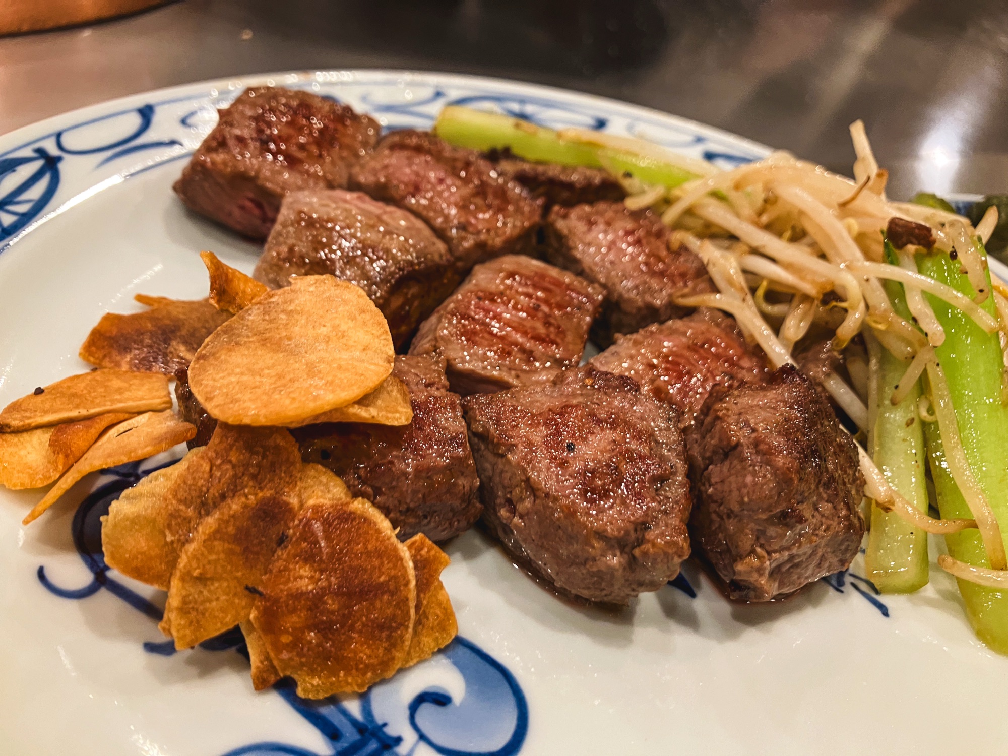 ステーキランド神戸店で鉄板焼きにされた一口大のステーキ