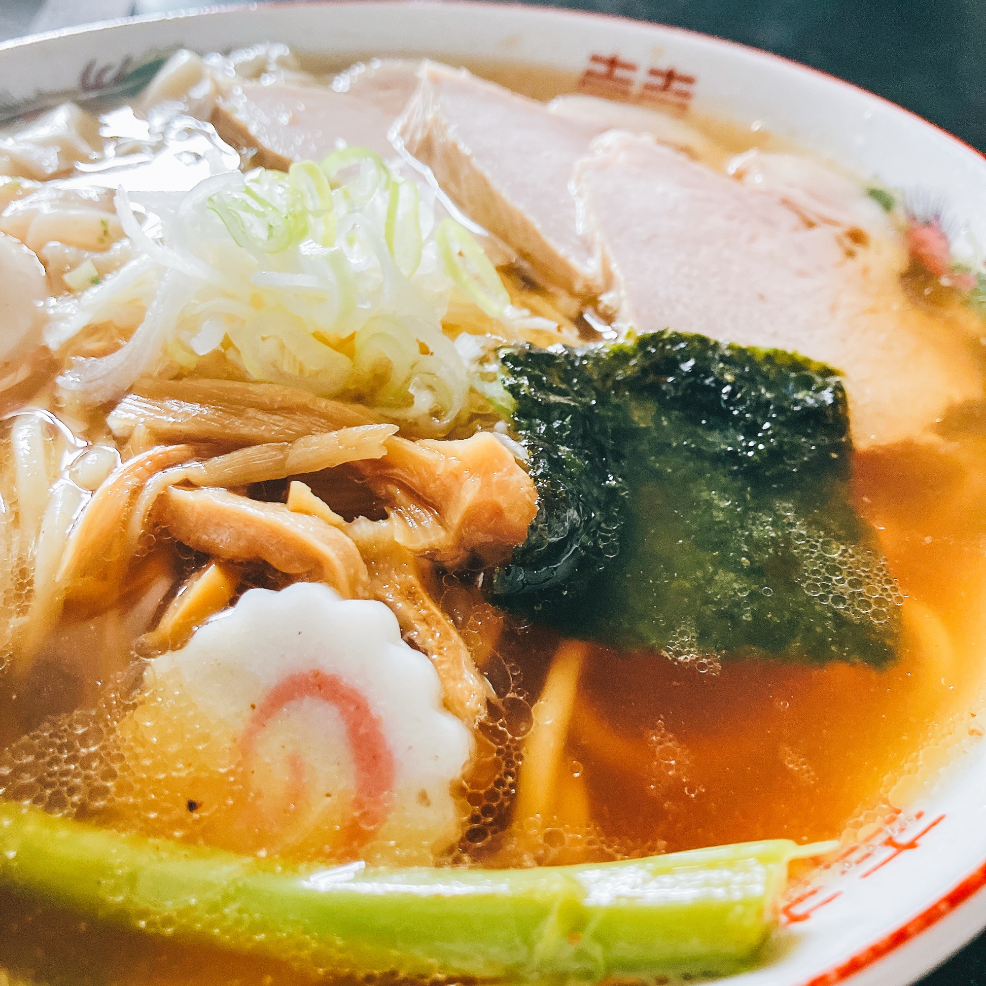 らー麺Do・Ni・Boで食べた、チャーシューと海苔がのった朝ラーメン