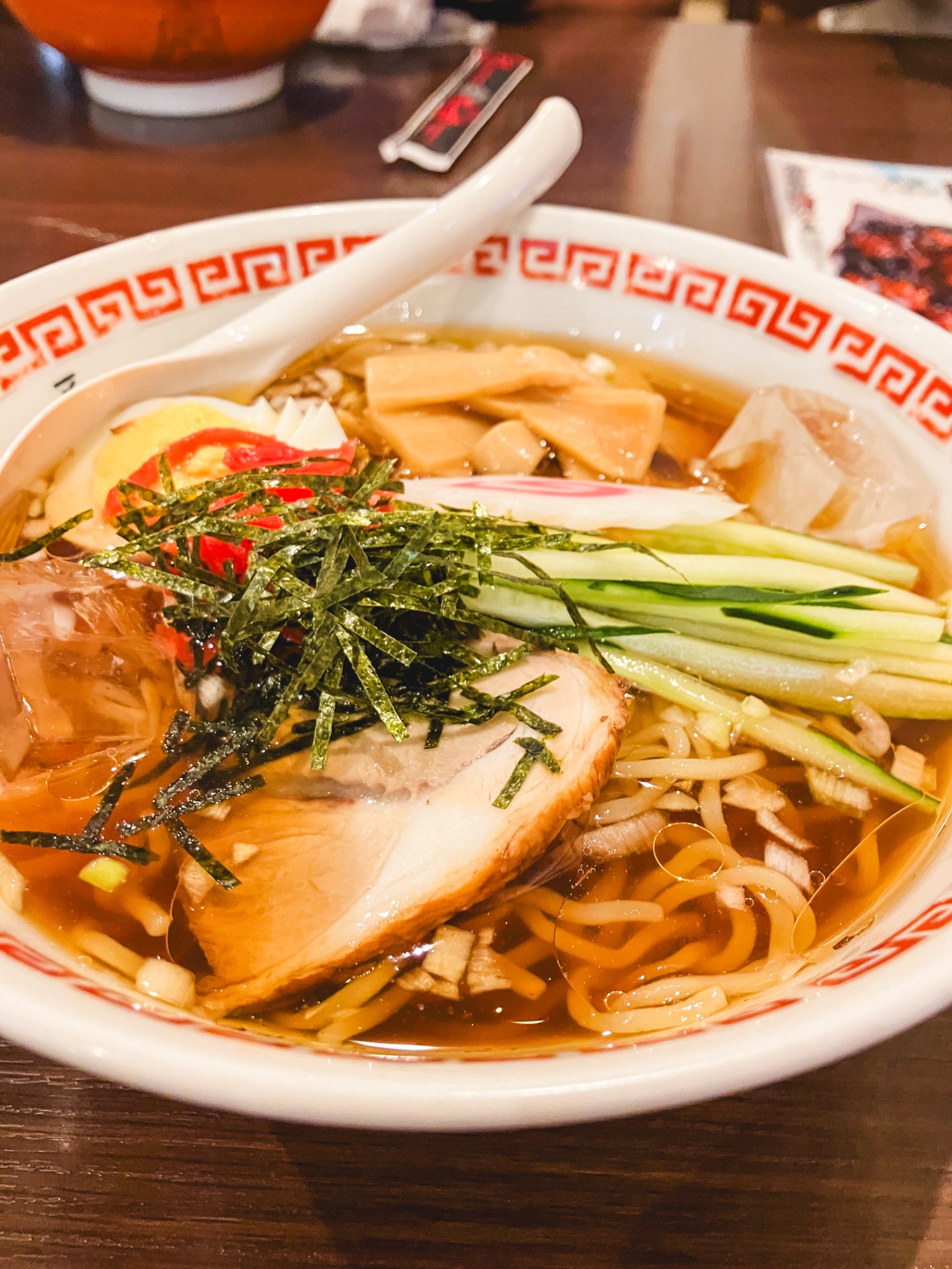 山形五十番飯店で食べた、氷とチャーシュー、きゅうりが入った冷やしラーメン