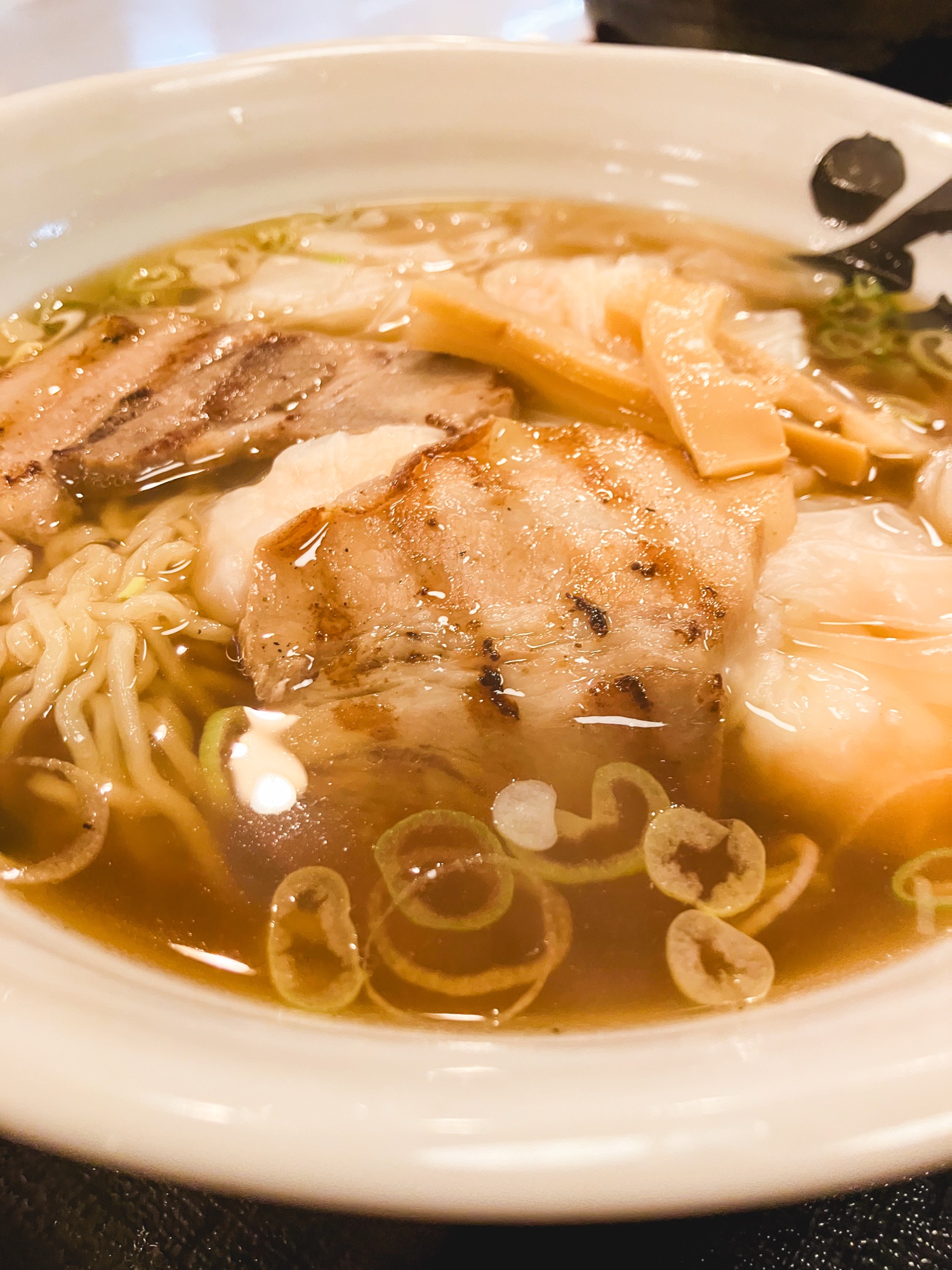 花鳥風月山形南店で食べた、炙りチャーシューとワンタンが入ったラーメン