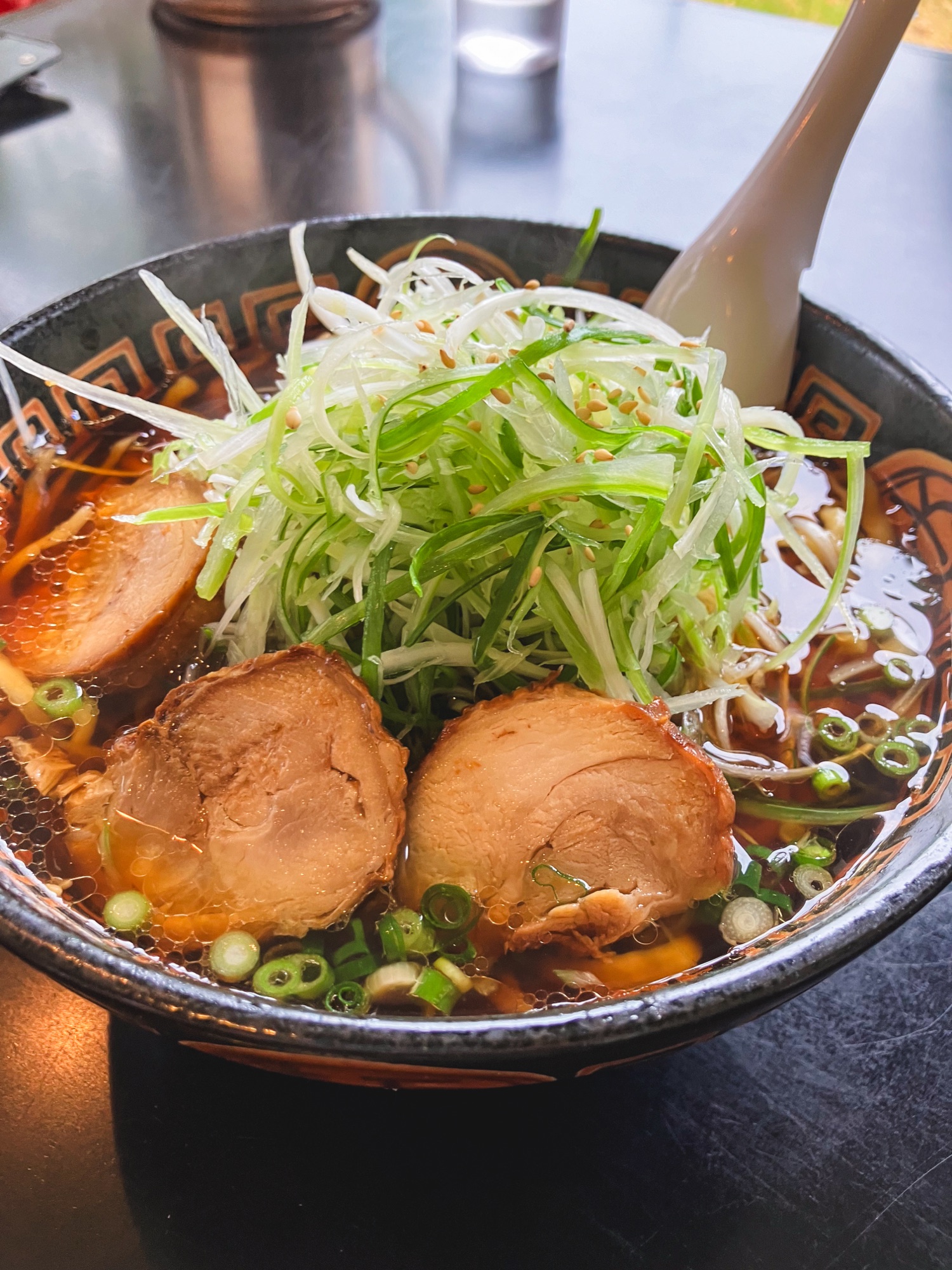 麺辰で食べた、白髪ねぎとチャーシューがたっぷりのった鶏中華
