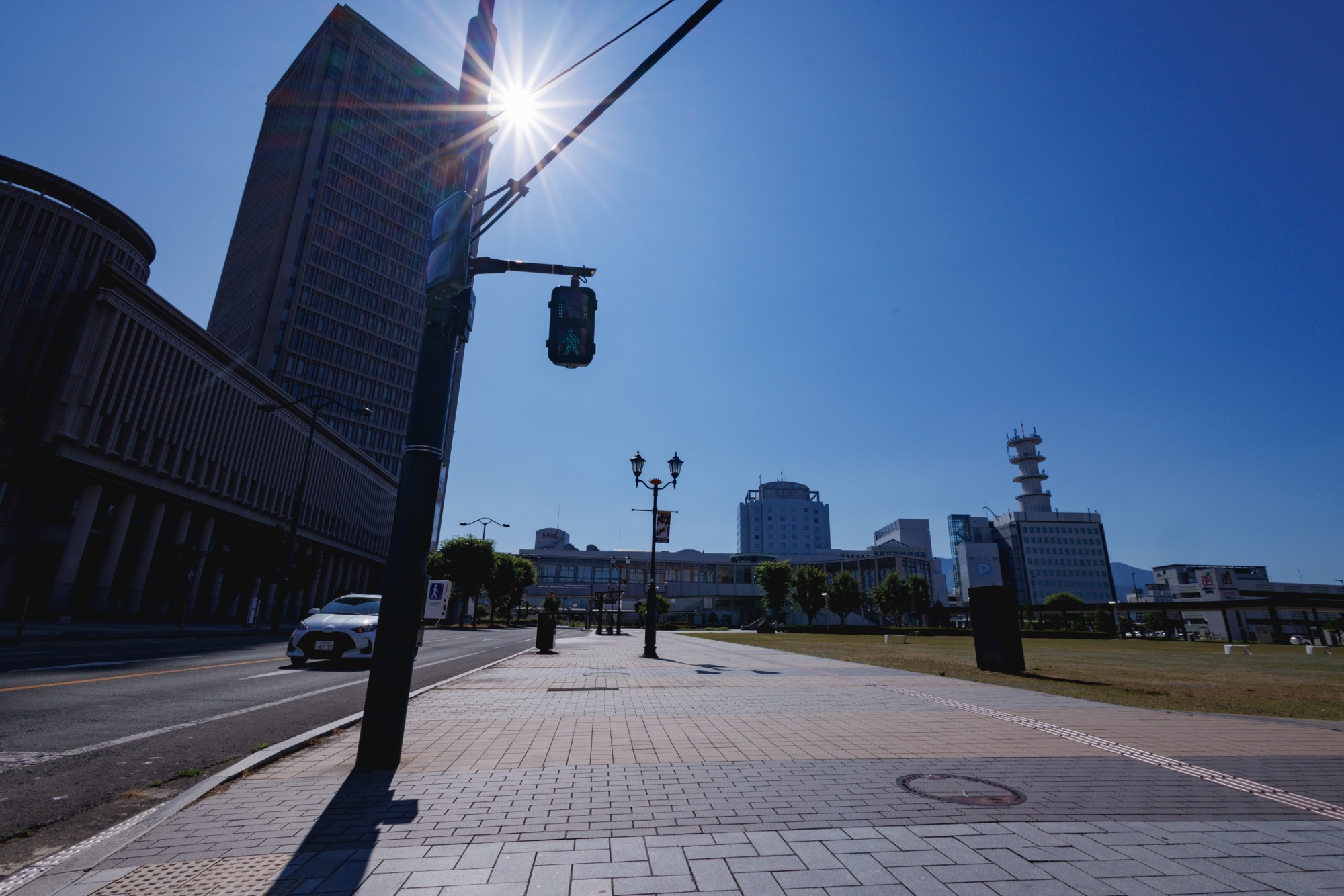 青空と強い日差しの下にある山形駅東口の駅前