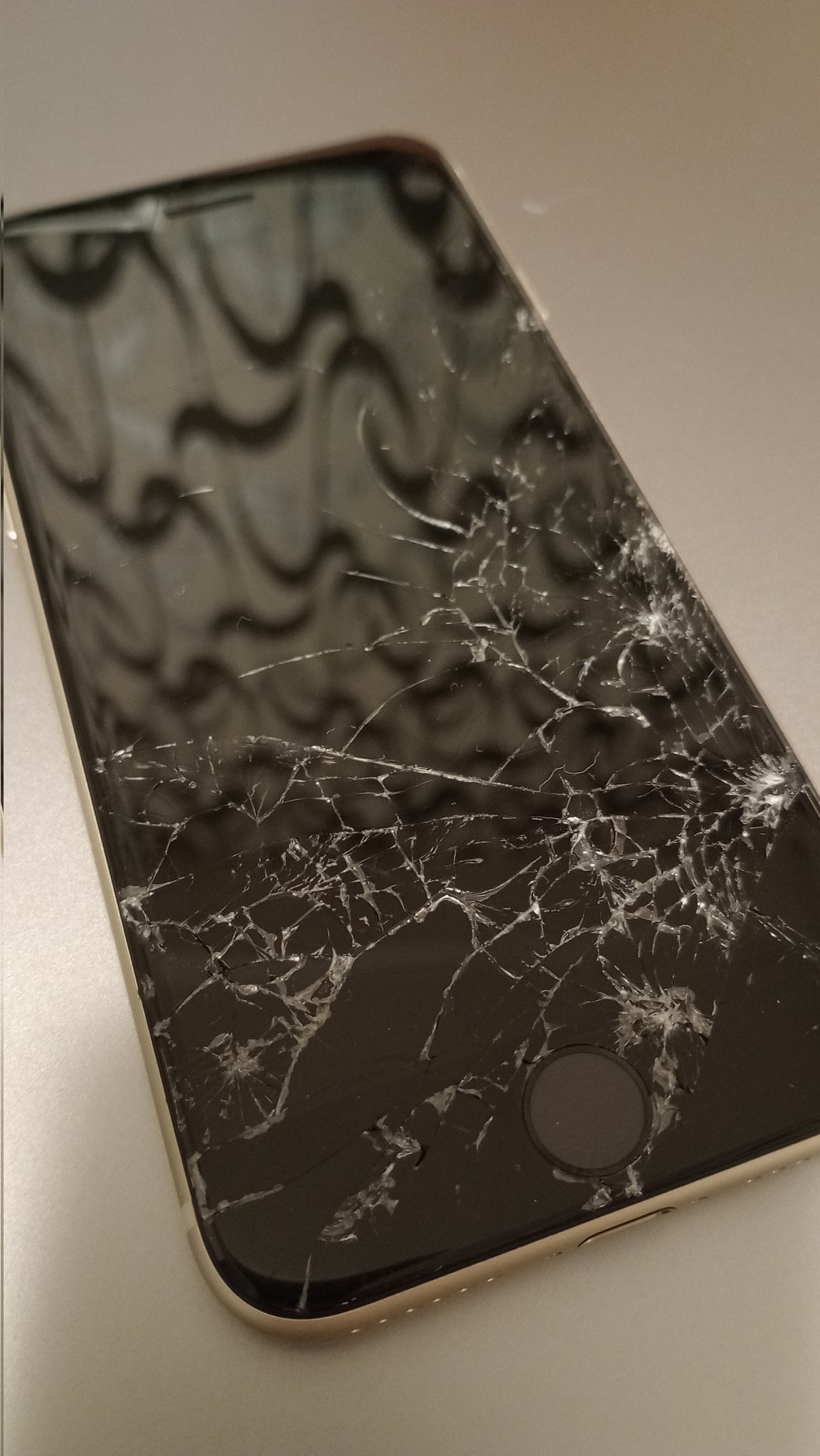 画面全体に大きなひびが入った iPhone