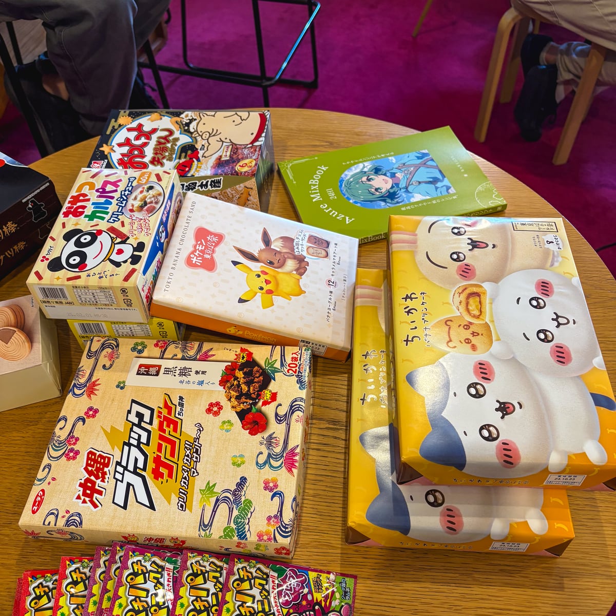 勉強会のテーブルに並んだ各地のお菓子とお土産