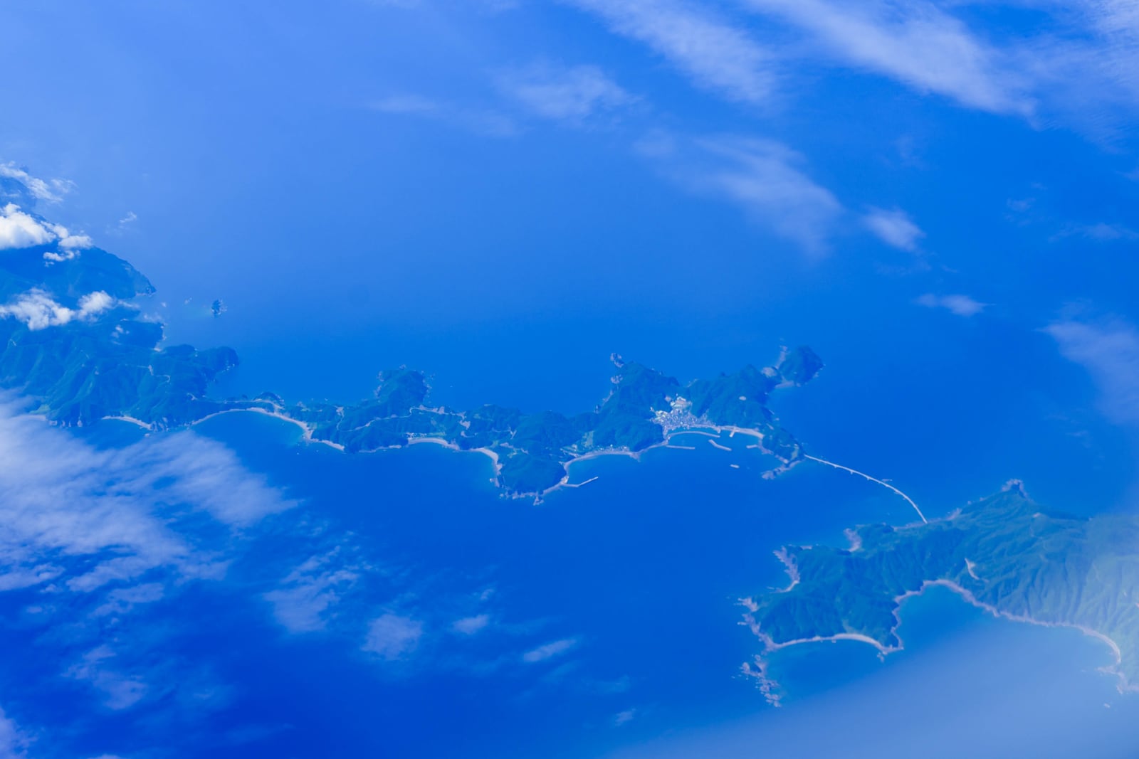 飛行機から見下ろした青い海に連なる島々