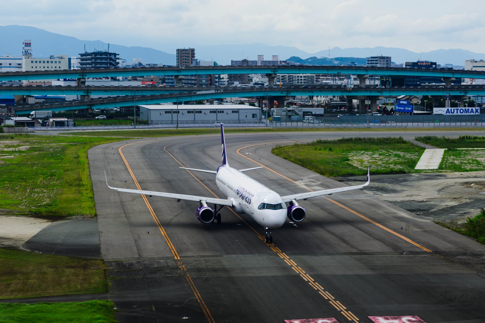 福岡空港の滑走路を走るANAの旅客機
