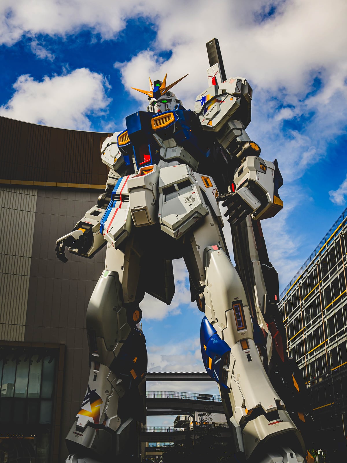 青空を背景に見上げて撮影した実物大νガンダム立像