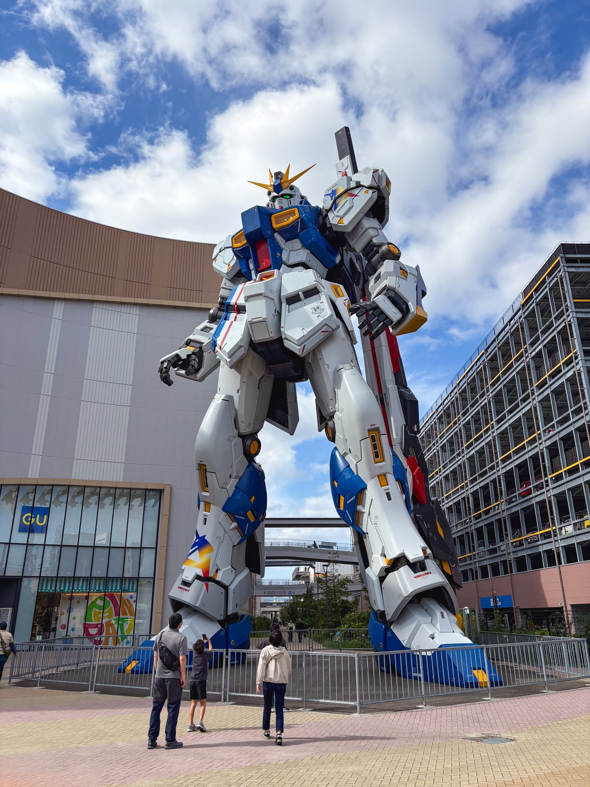 ららぽーと福岡に立つ実物大νガンダム立像の全身