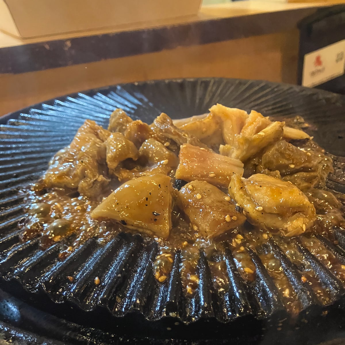 馬力キング赤坂店の鉄板で焼く馬肉