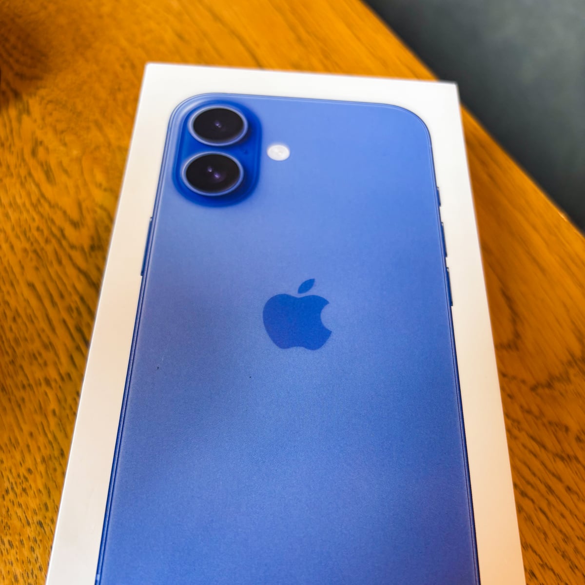 Apple福岡で受け取った青いiPhone 16の箱