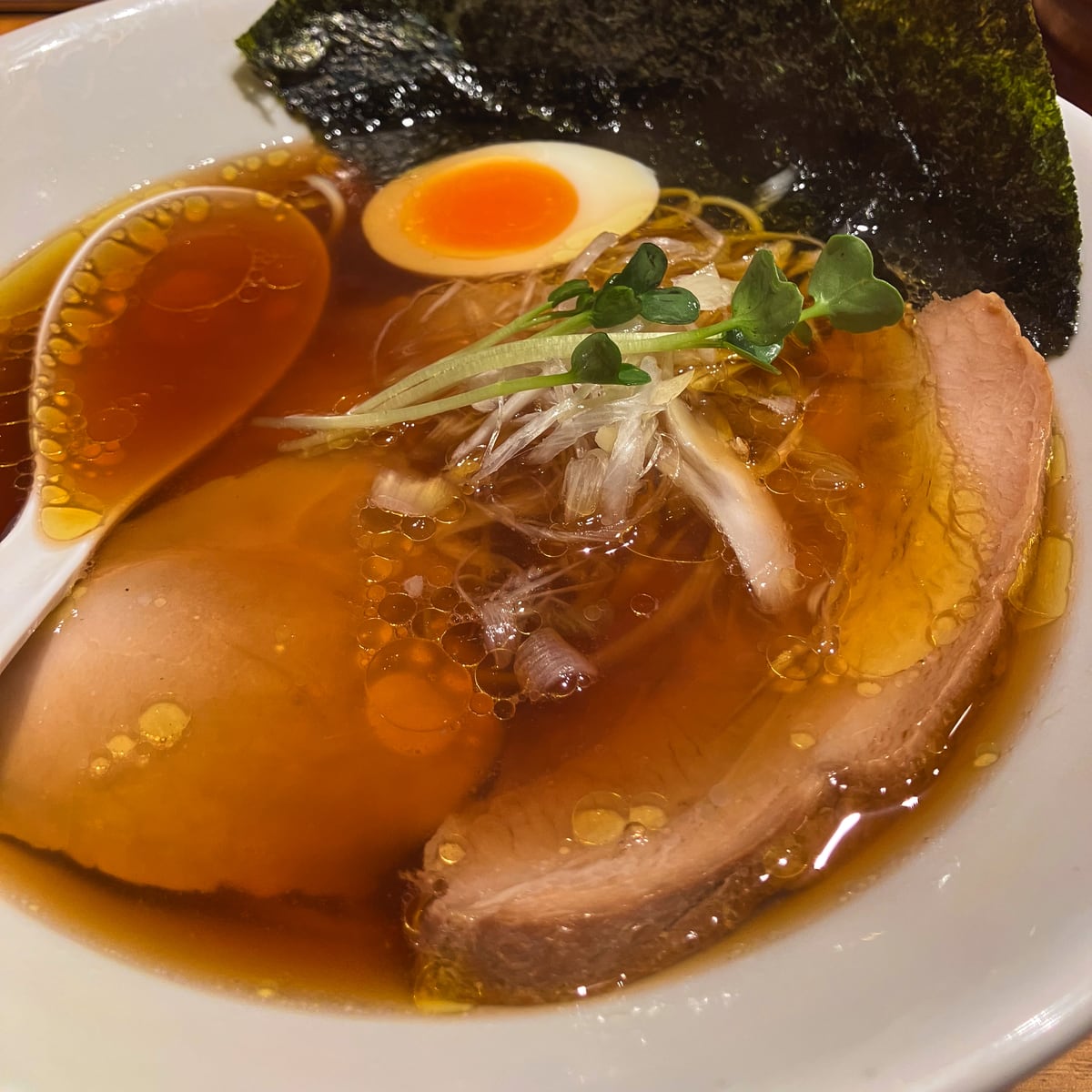 一風堂大名本店で食べたチャーシューと煮卵がのったラーメン