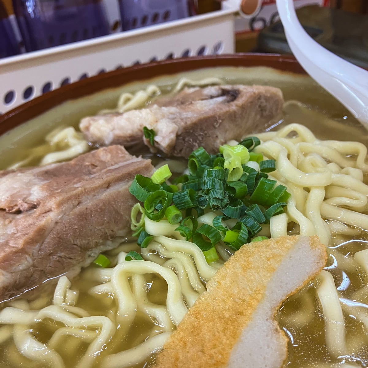 めし屋げんてんで食べた大きな肉がのった沖縄そば