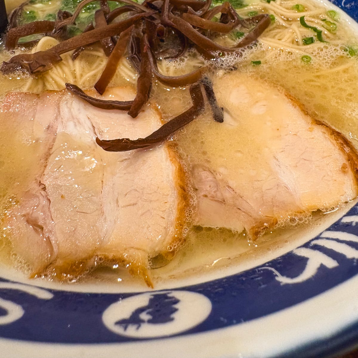 博多らーめんShinShin天神本店のチャーシューがのった豚骨ラーメン