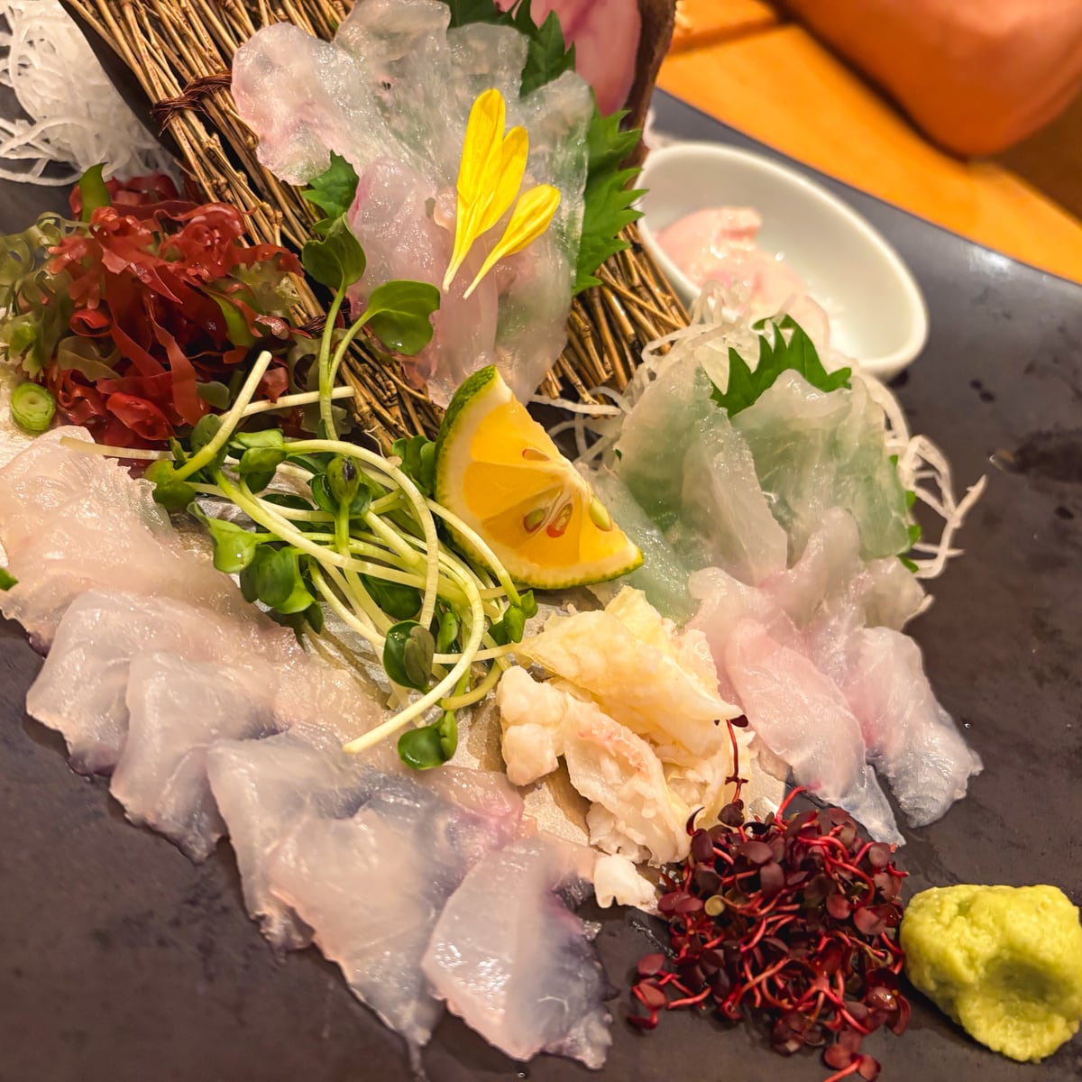 日本海庄や中洲川端店の白身魚を中心にした刺身の盛り合わせ