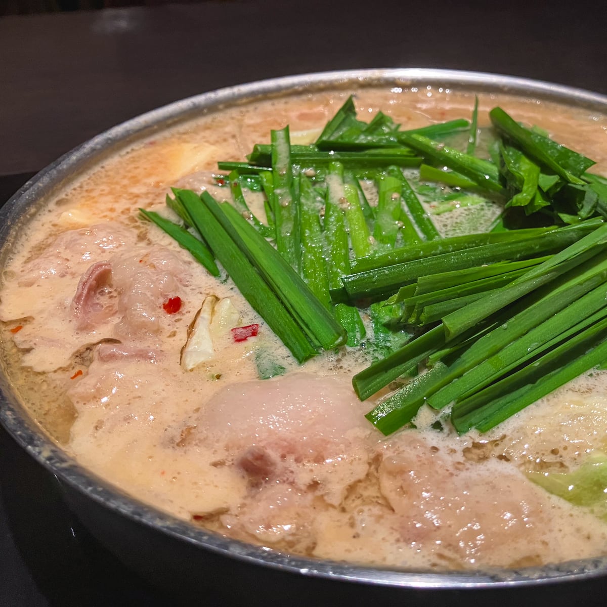 博多もつ鍋やま中赤坂店のニラがたっぷりのもつ鍋
