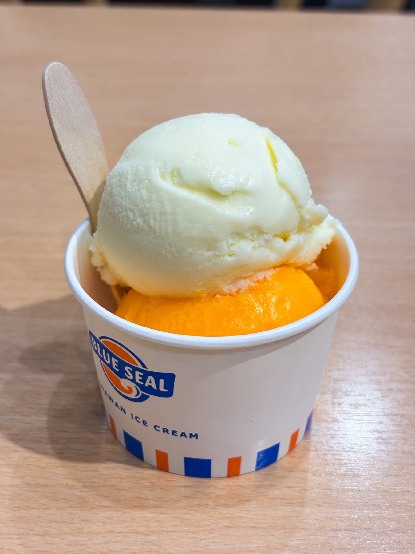 ブルーシールで食べたオレンジ色と白色のアイスクリーム