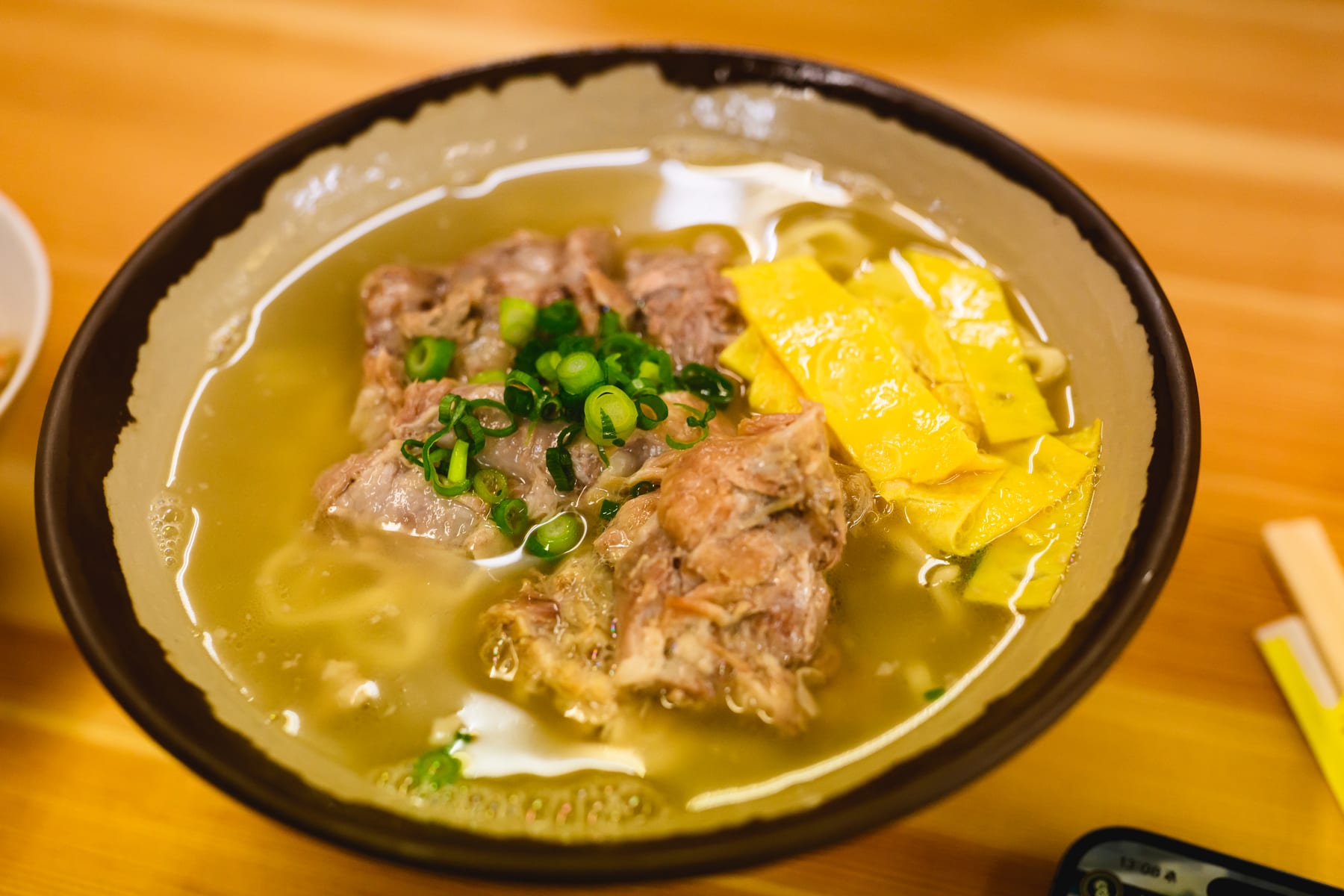 浜屋で食べた軟骨ソーキと薄焼き卵がのった沖縄そば