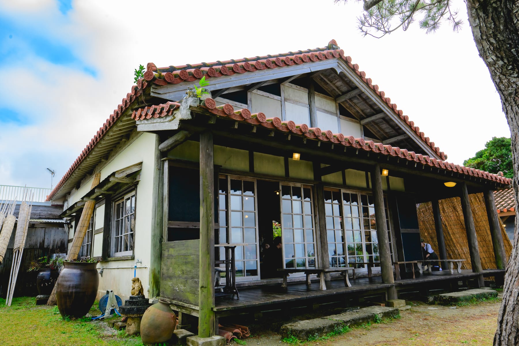 赤瓦と木造の縁側があるピザ喫茶花人逢の古民家風の建物