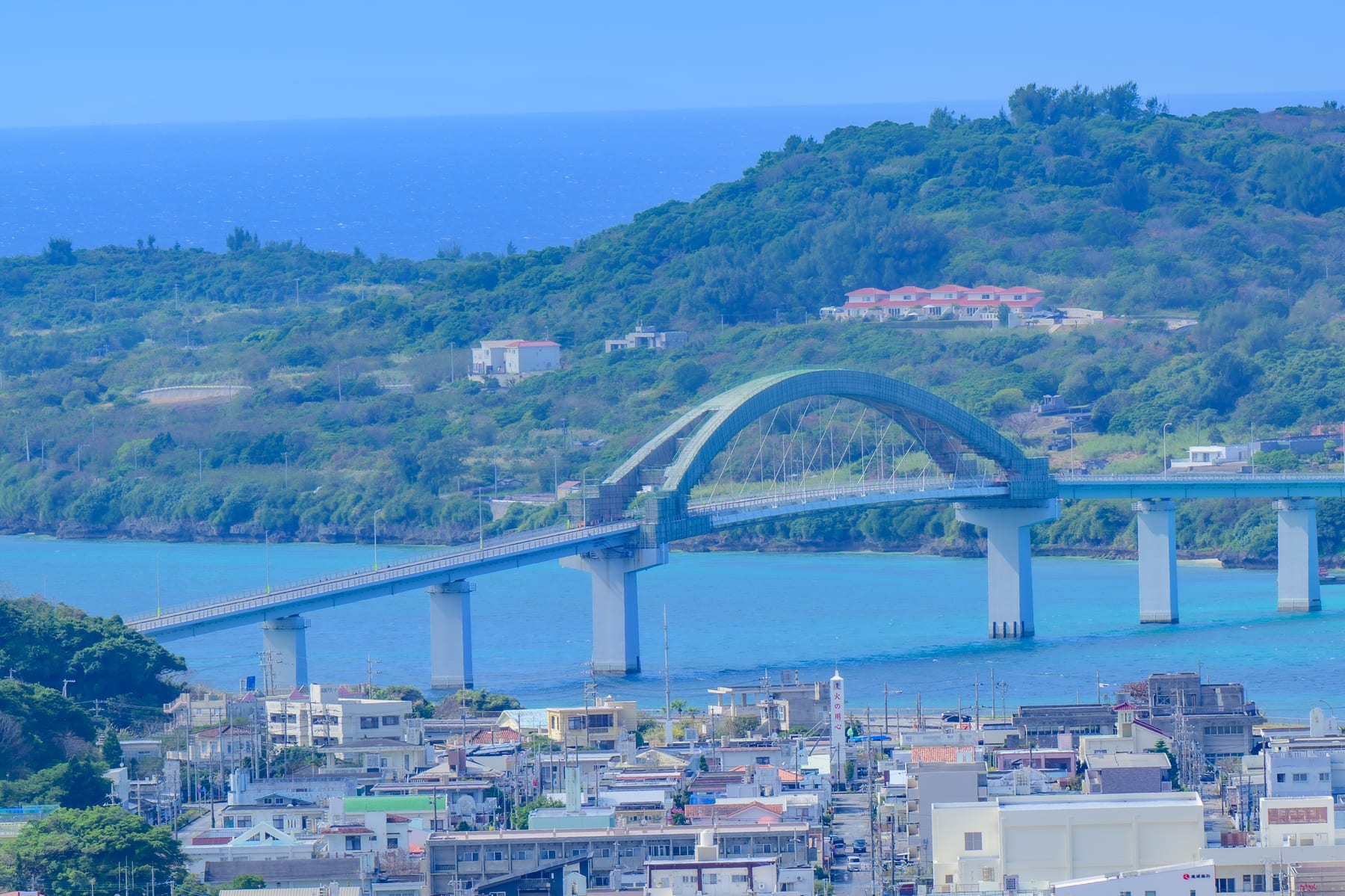 ピザ喫茶花人逢から見渡す青い海と橋