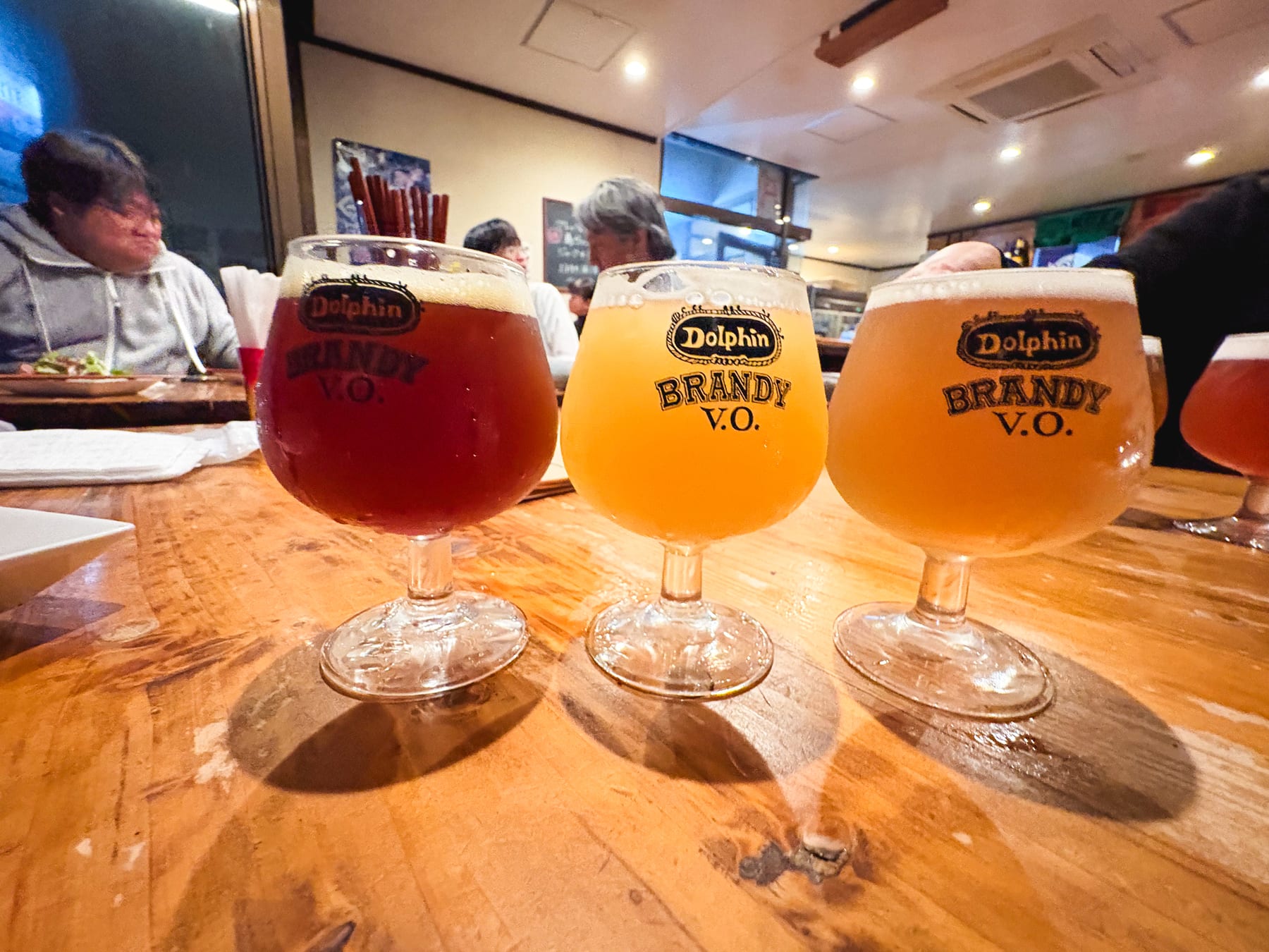 コザ麦酒工房のカウンターに並んだ3種類のクラフトビール