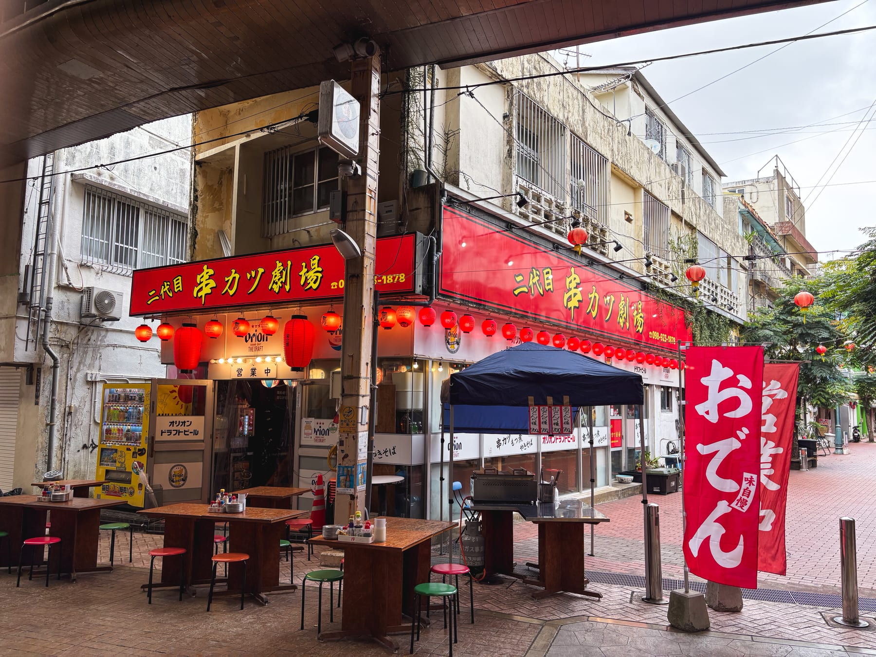 コザの商店街にある二代目串カツ劇場の赤い外観