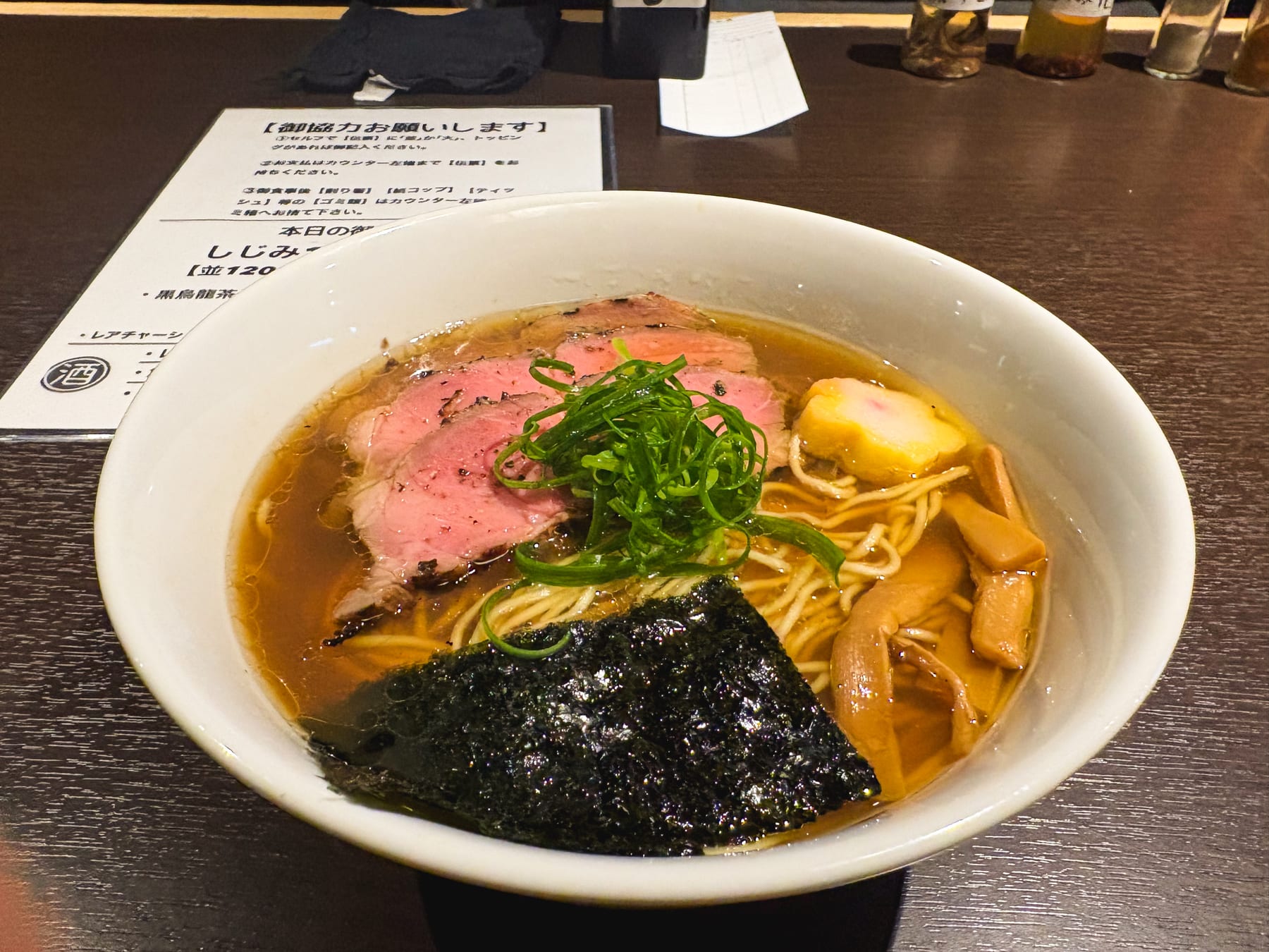 麺狂浪人卍で食べたチャーシューと海苔がのったラーメン