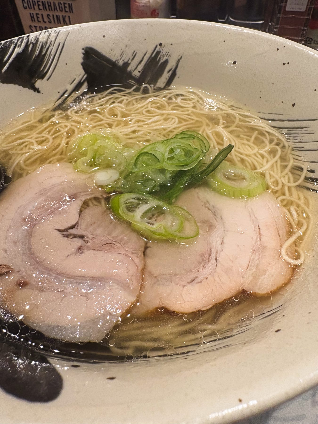 那覇で一日の締めに食べたチャーシュー入りラーメン