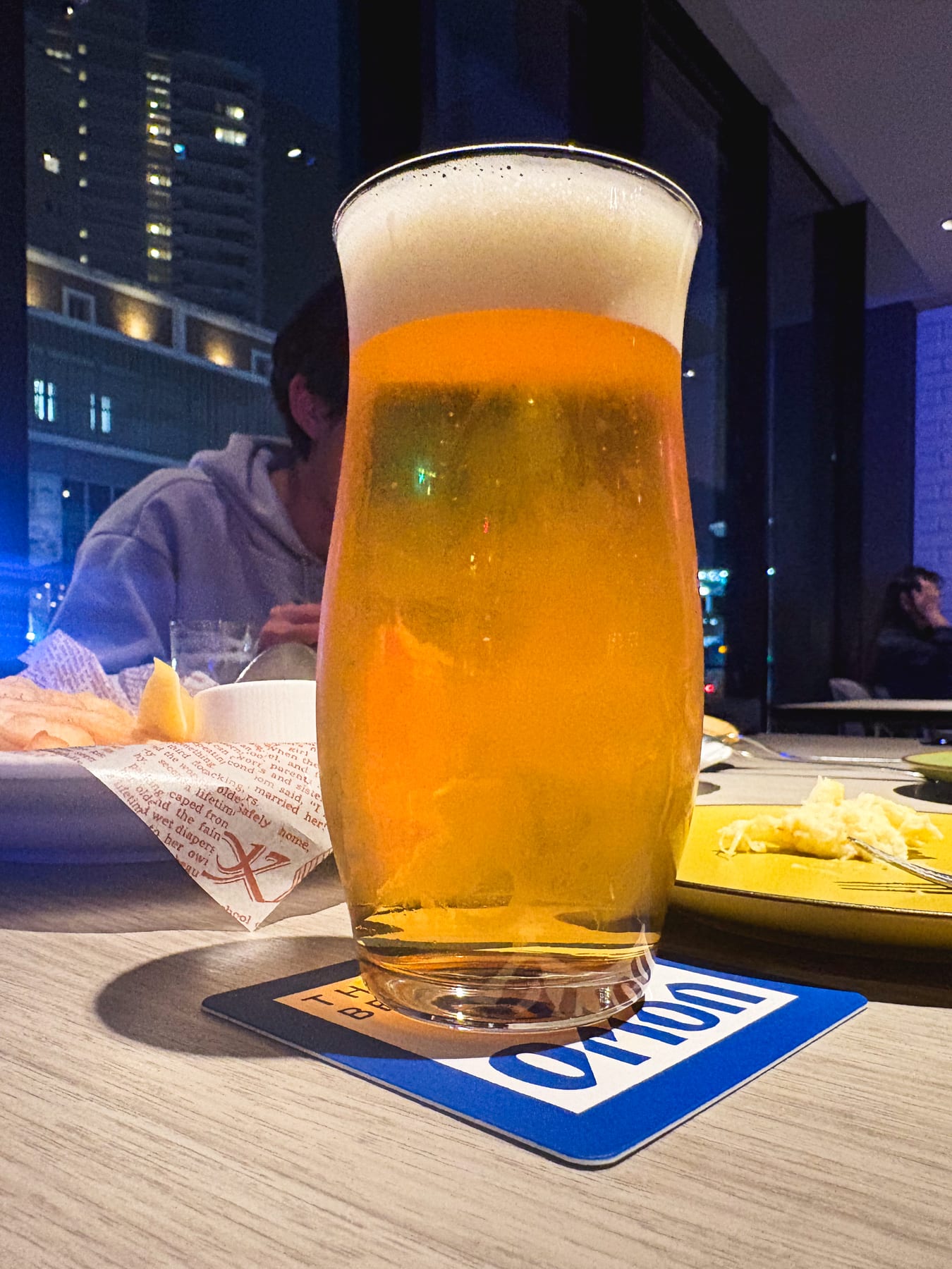 THE ORION BEER DININGのカウンターに置かれたオリオンビール